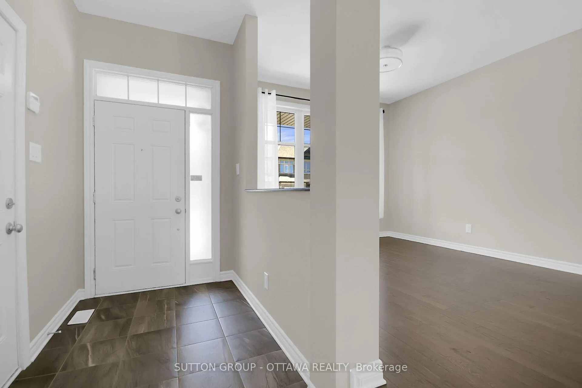 Photo 2 of 809 Carnelian Crescent, Ottawa, Riverside South/Gloucester Glen — HOMEH