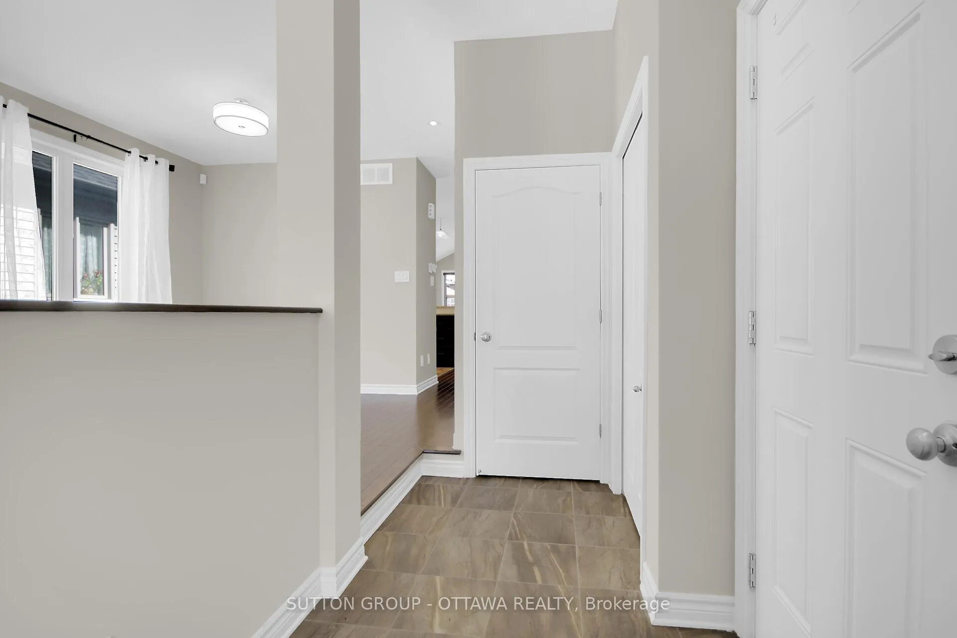 Photo 3 of 809 Carnelian Crescent, Ottawa, Riverside South/Gloucester Glen — HOMEH