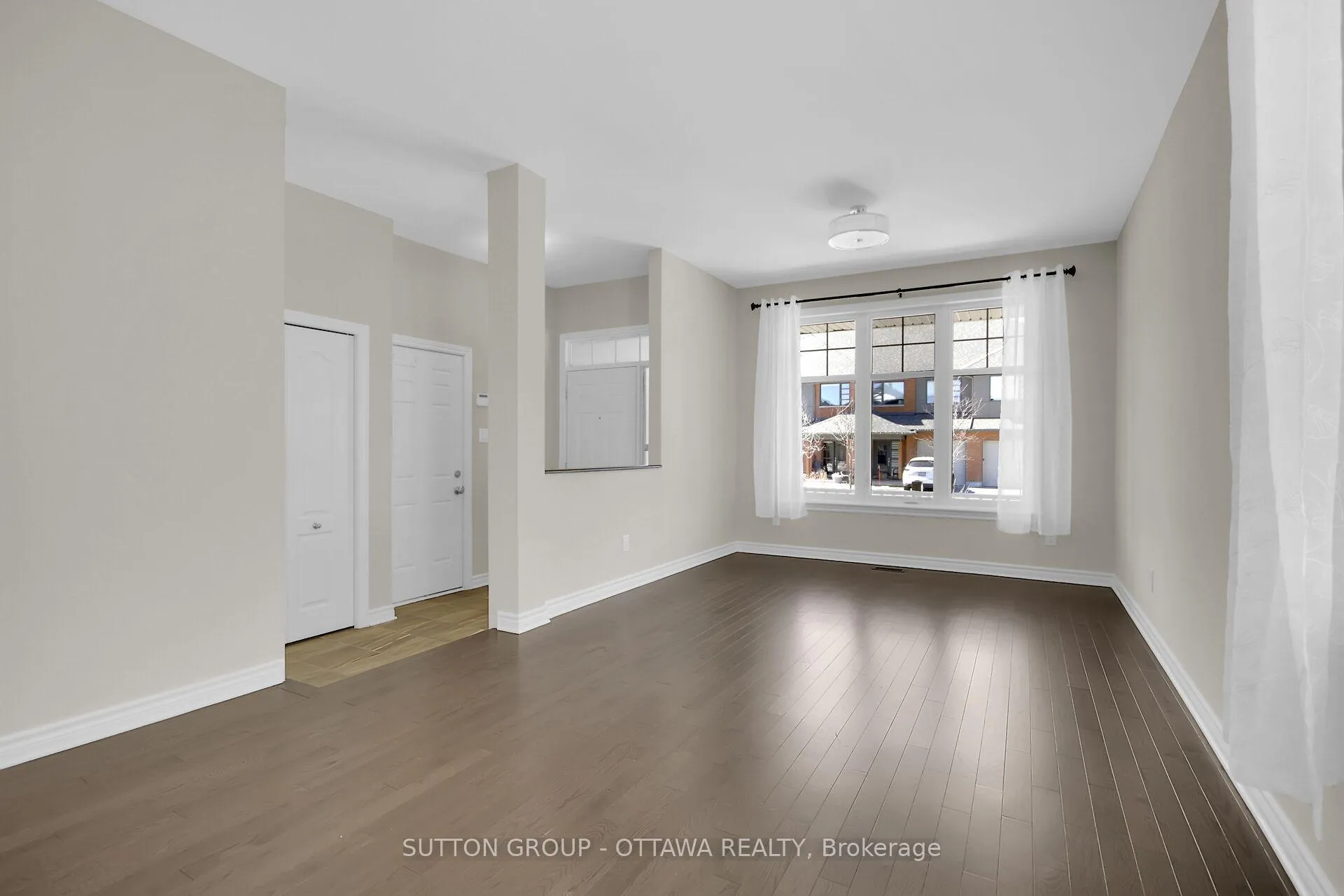 Photo 4 of 809 Carnelian Crescent, Ottawa, Riverside South/Gloucester Glen — HOMEH