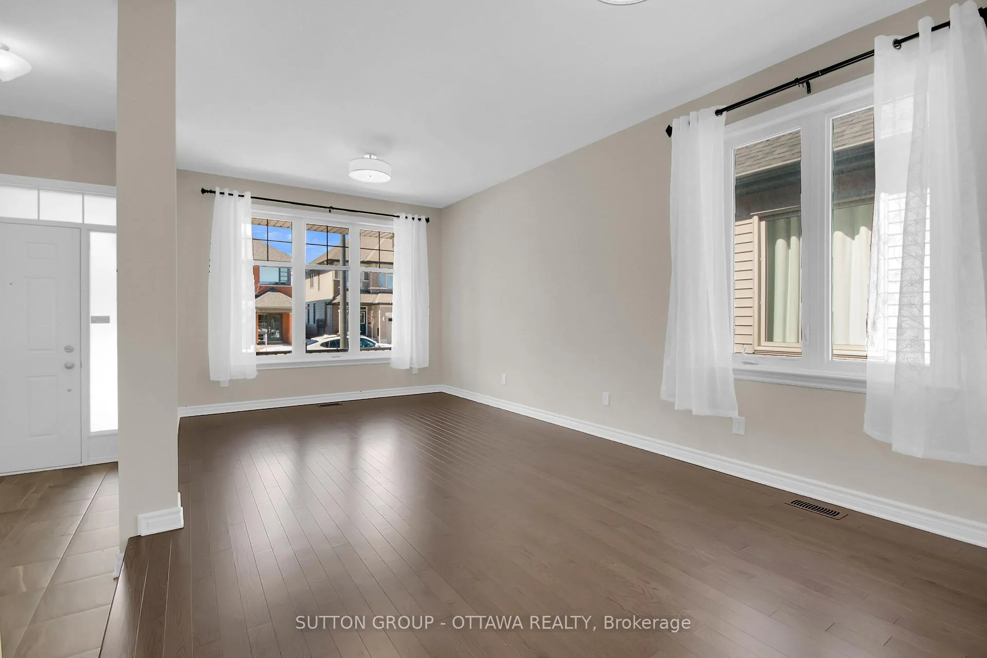 Photo 5 of 809 Carnelian Crescent, Ottawa, Riverside South/Gloucester Glen — HOMEH