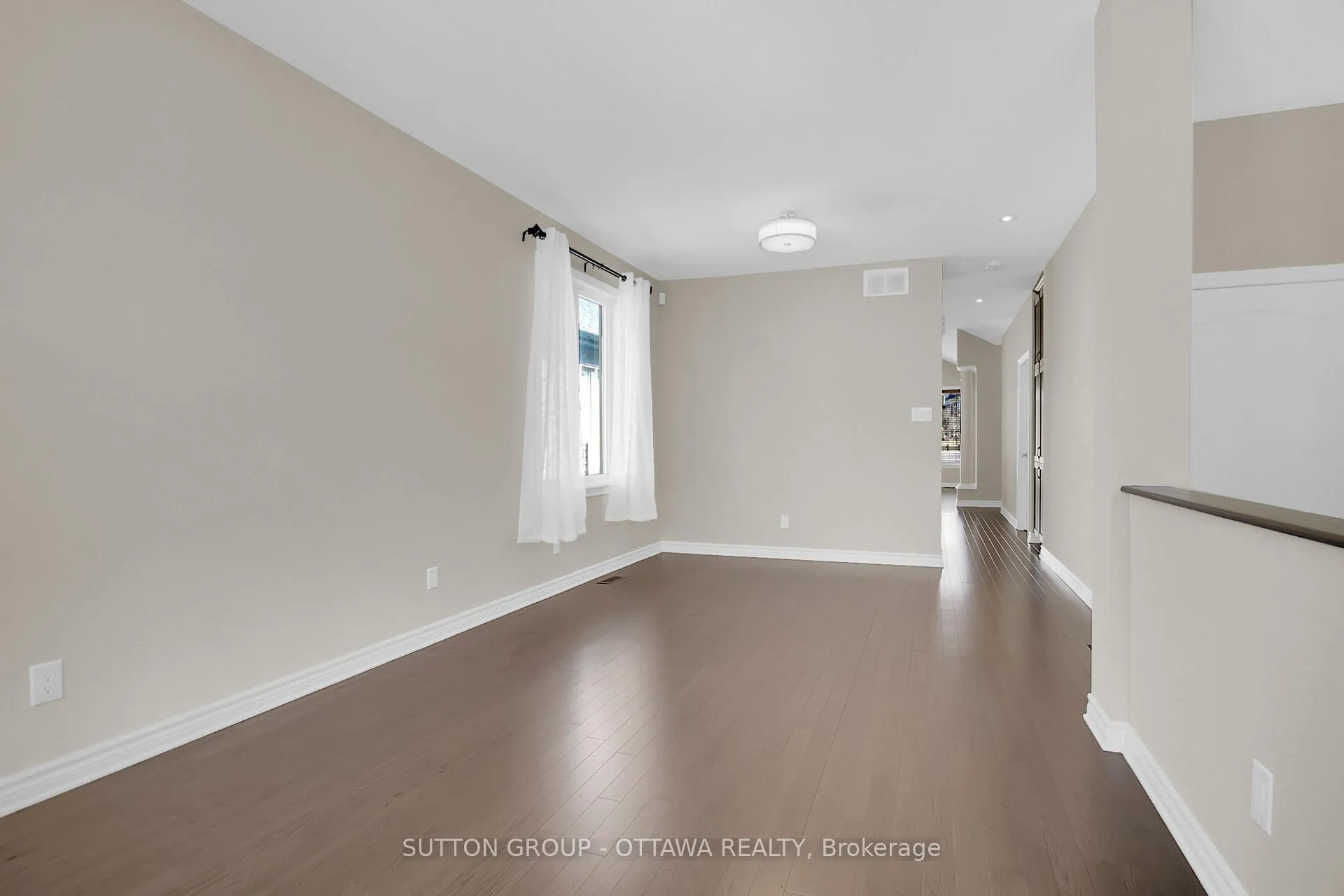 Photo 7 of 809 Carnelian Crescent, Ottawa, Riverside South/Gloucester Glen — HOMEH