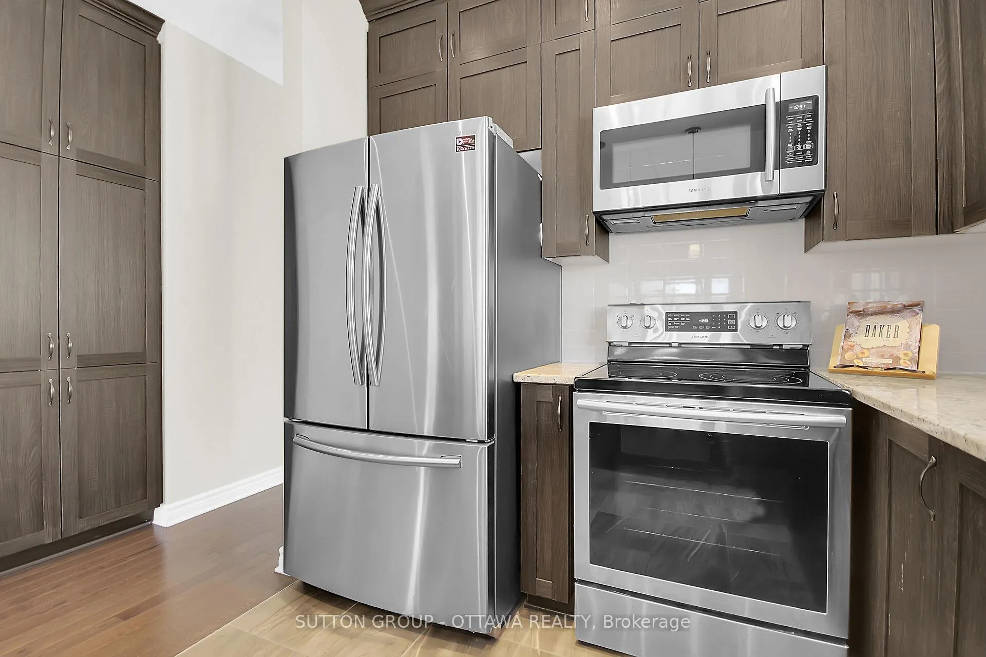 Photo 10 of 809 Carnelian Crescent, Ottawa, Riverside South/Gloucester Glen — HOMEH