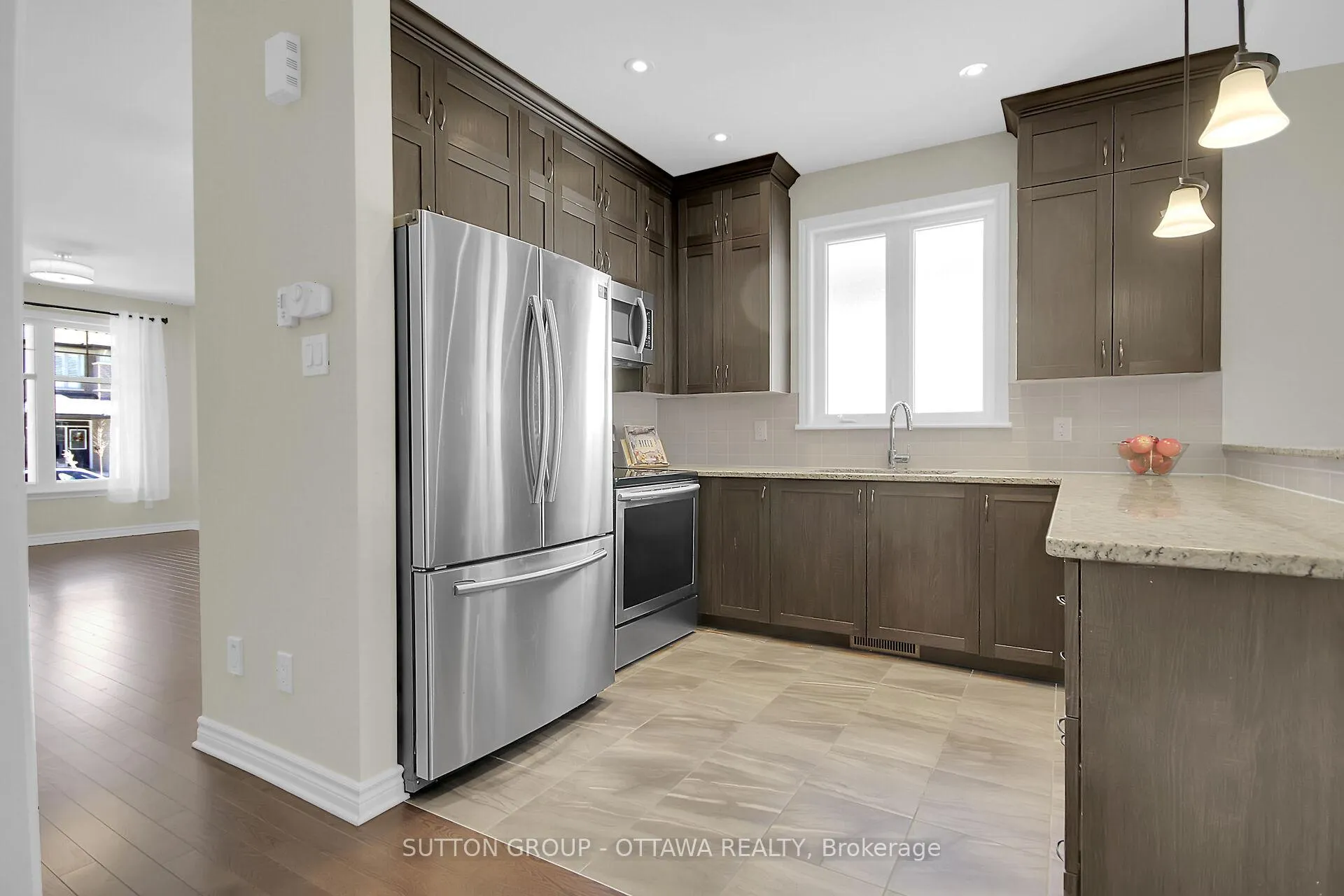 Photo 11 of 809 Carnelian Crescent, Ottawa, Riverside South/Gloucester Glen — HOMEH