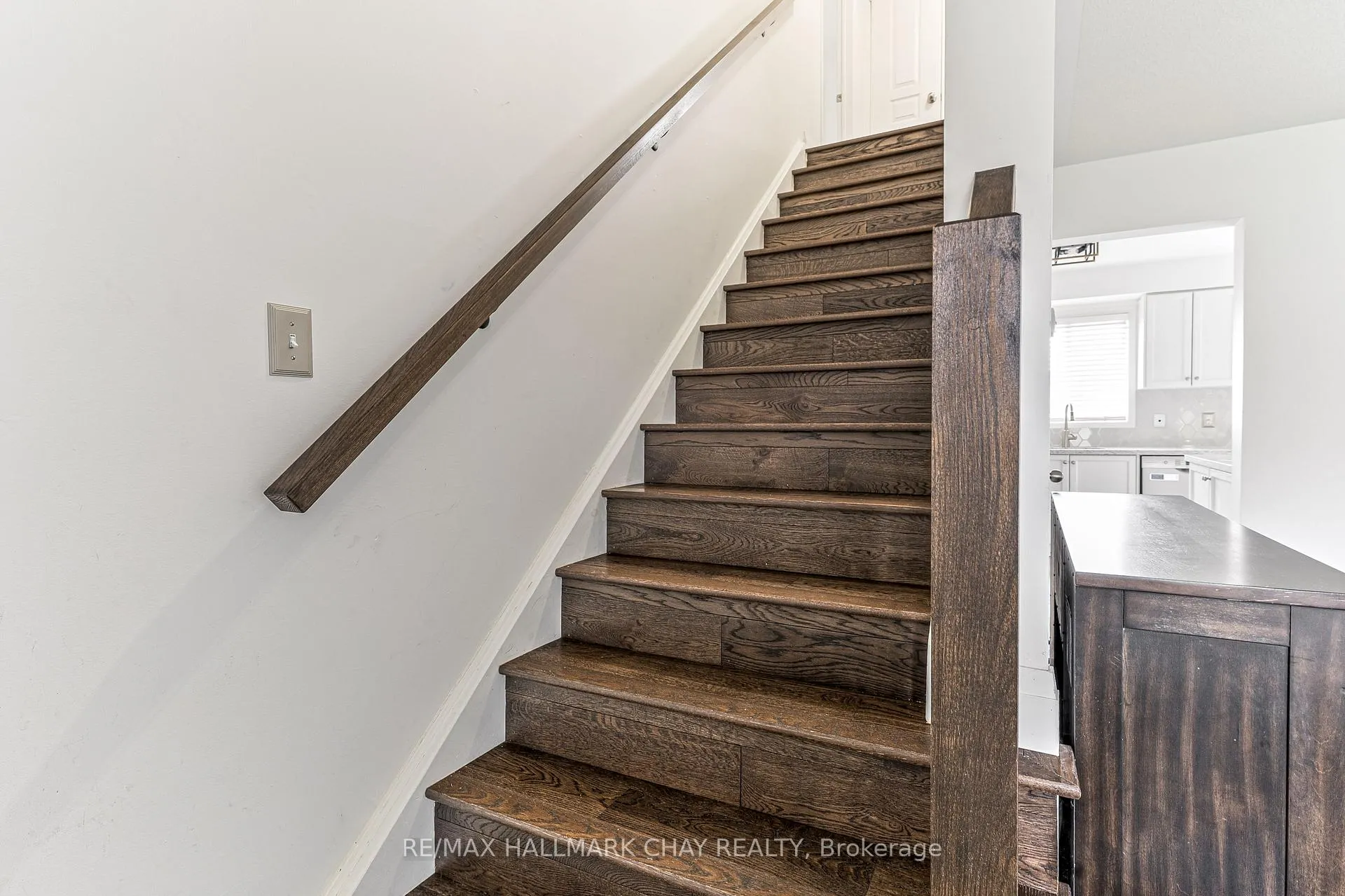 Photo 8 of 135 Trevino Circle, Barrie, East Bayfield — HOMEH