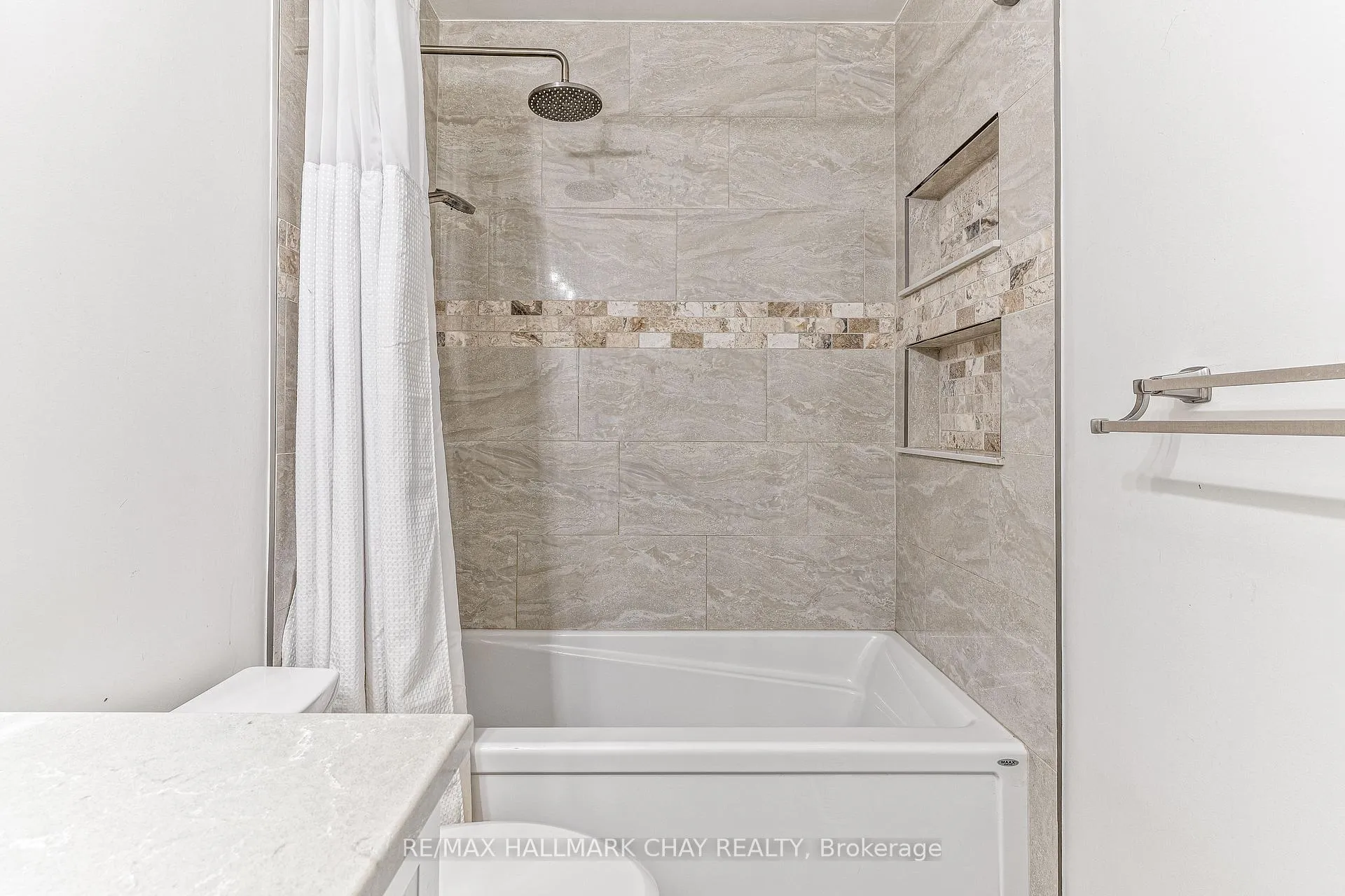 Photo 12 of 135 Trevino Circle, Barrie, East Bayfield — HOMEH