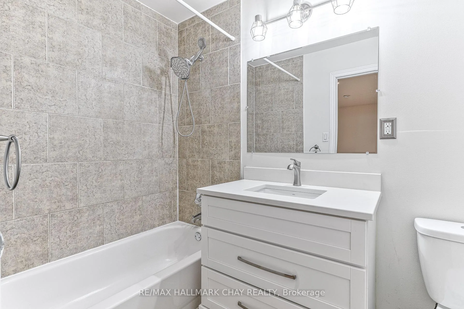 Photo 18 of 135 Trevino Circle, Barrie, East Bayfield — HOMEH