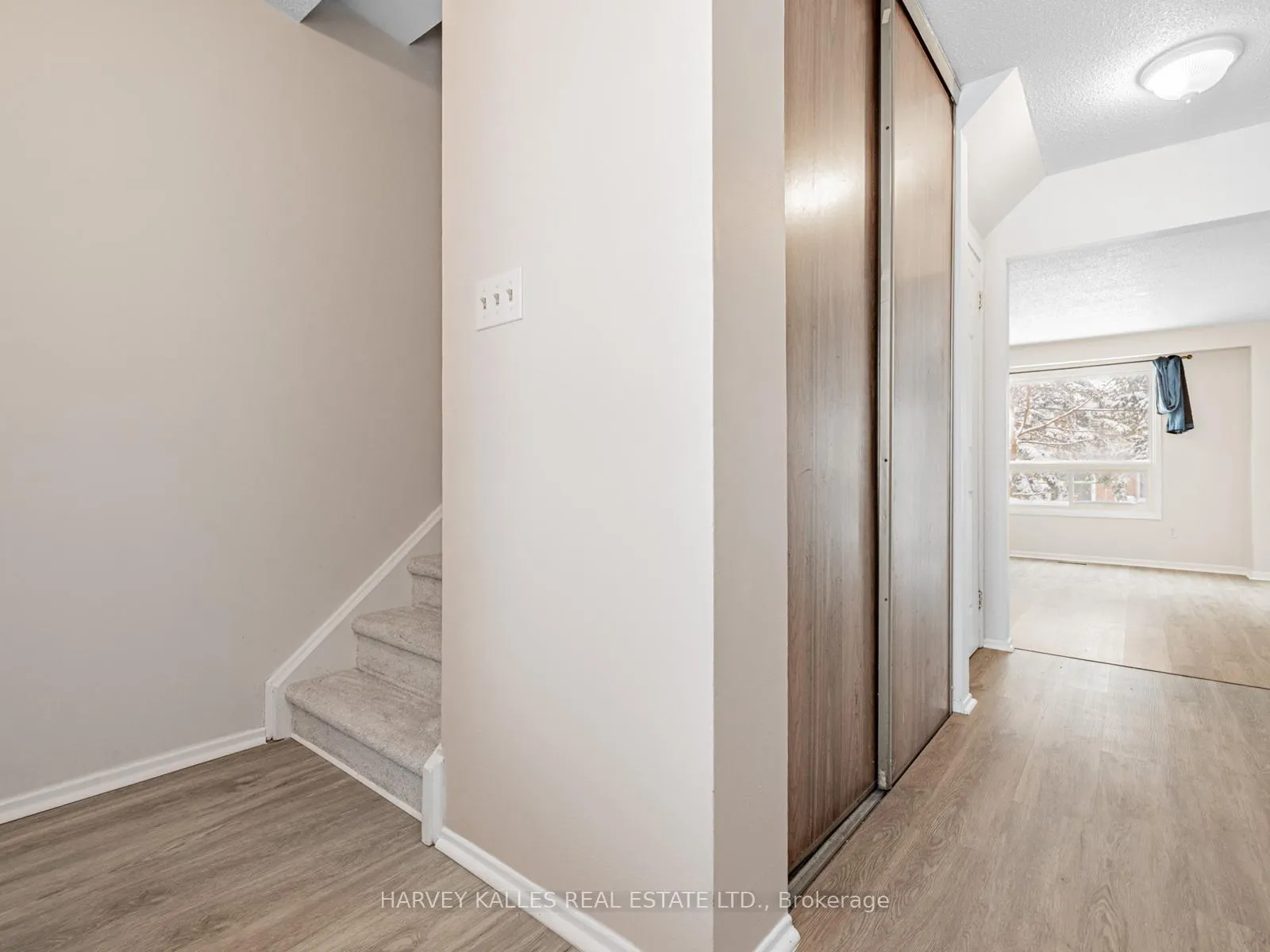 Photo 3 of 263 Browning Trail, Barrie, Letitia Heights — HOMEH
