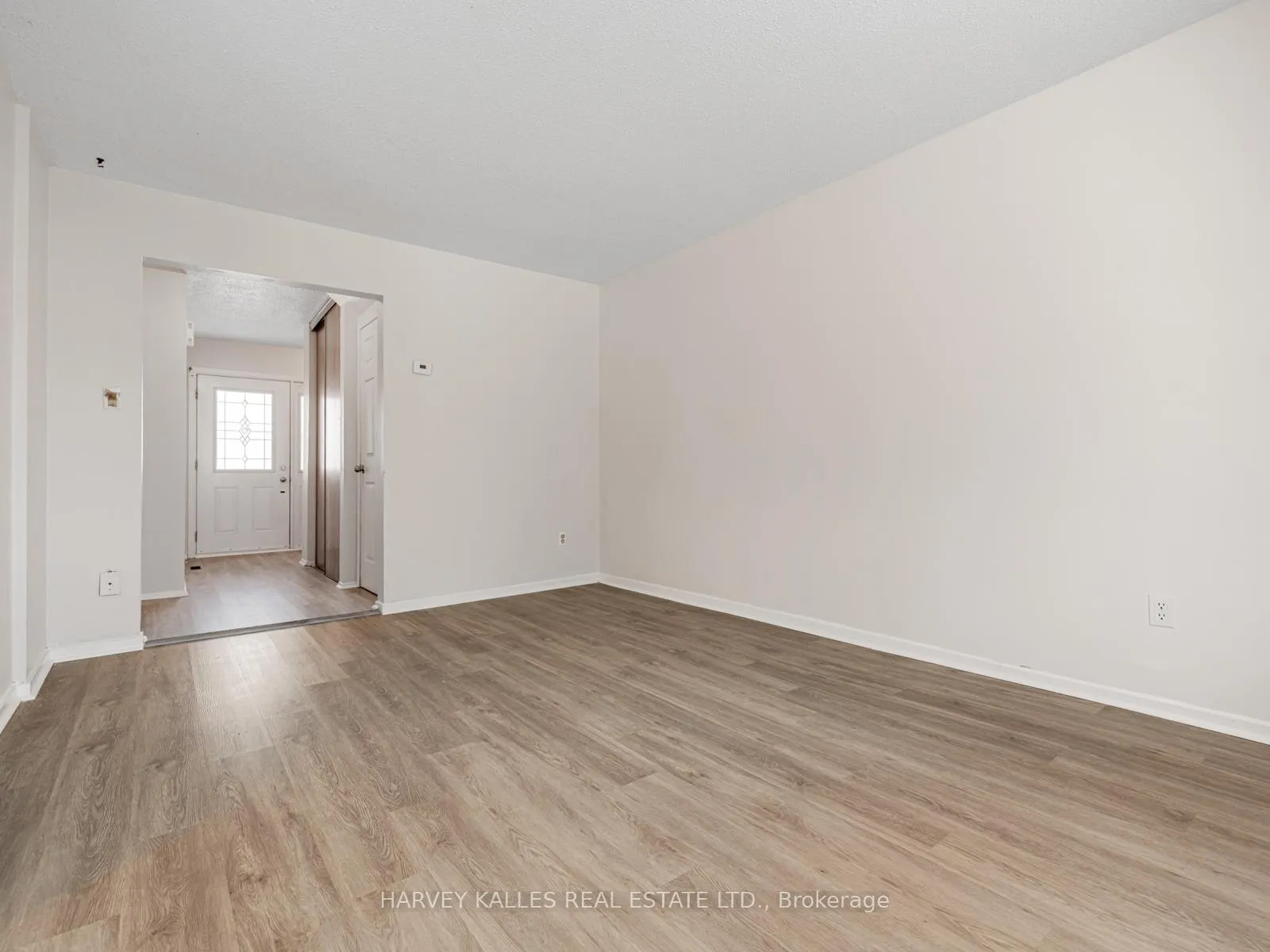 Photo 4 of 263 Browning Trail, Barrie, Letitia Heights — HOMEH