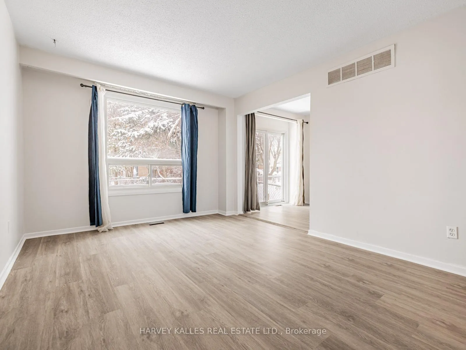 Photo 6 of 263 Browning Trail, Barrie, Letitia Heights — HOMEH