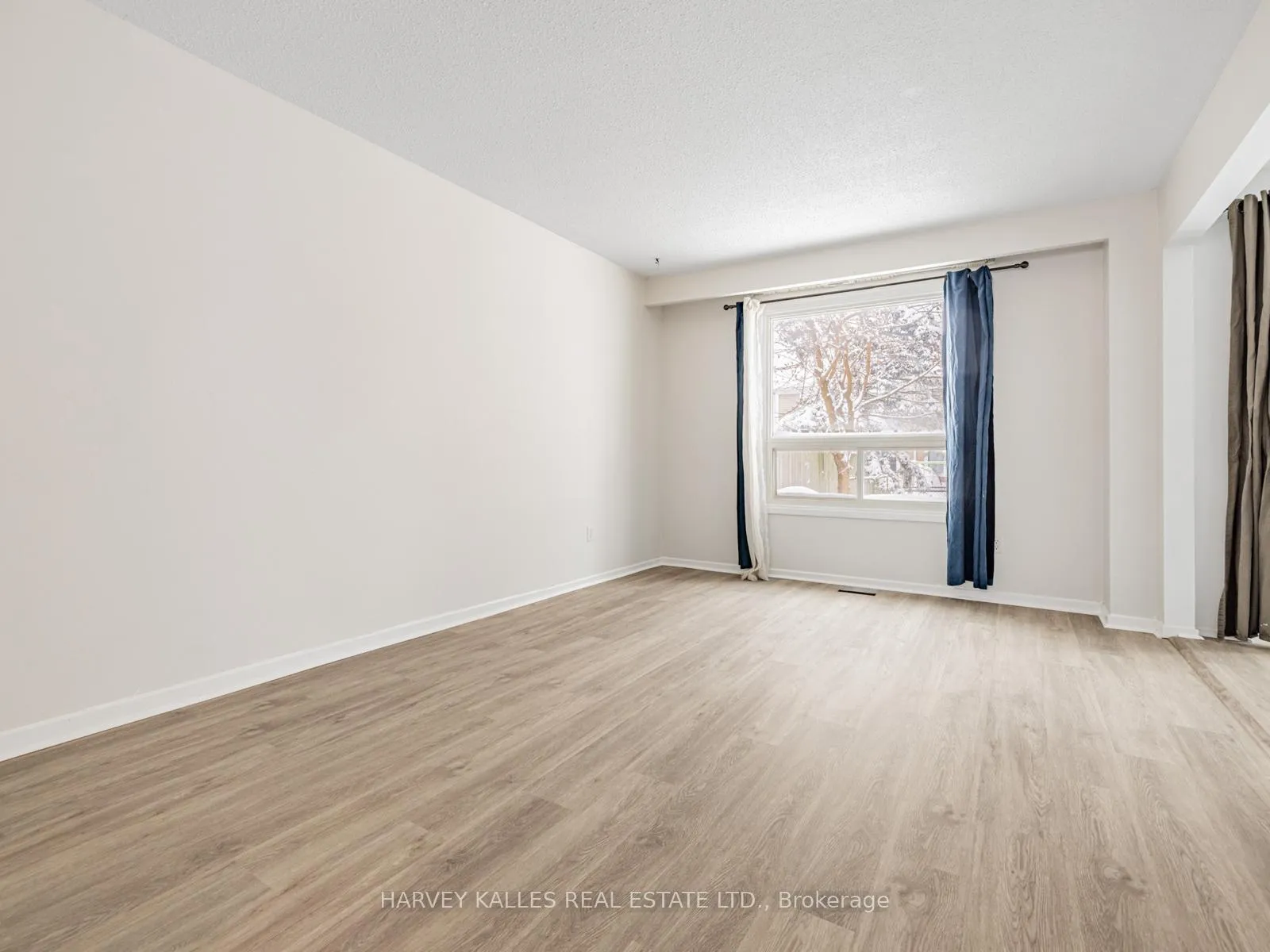 Photo 7 of 263 Browning Trail, Barrie, Letitia Heights — HOMEH