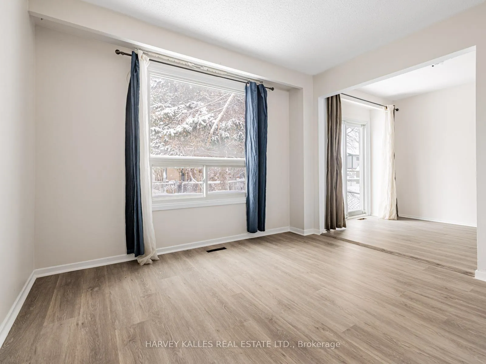 Photo 8 of 263 Browning Trail, Barrie, Letitia Heights — HOMEH
