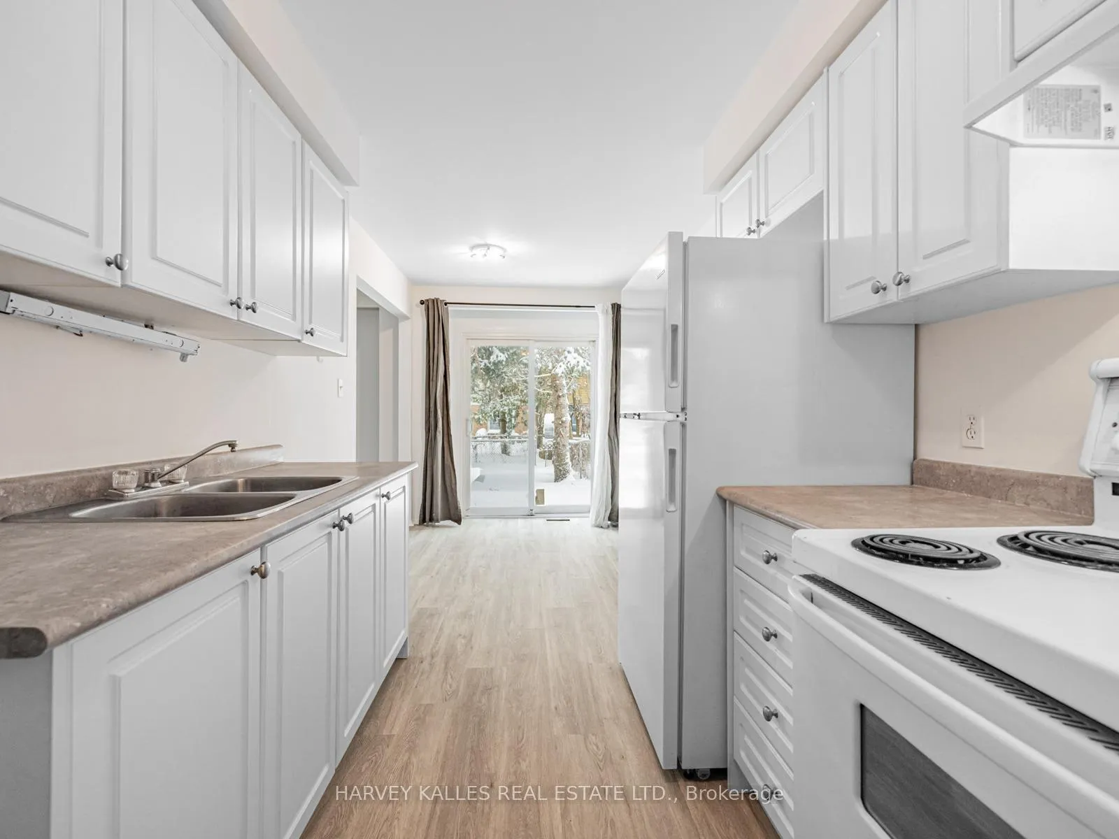 Photo 11 of 263 Browning Trail, Barrie, Letitia Heights — HOMEH