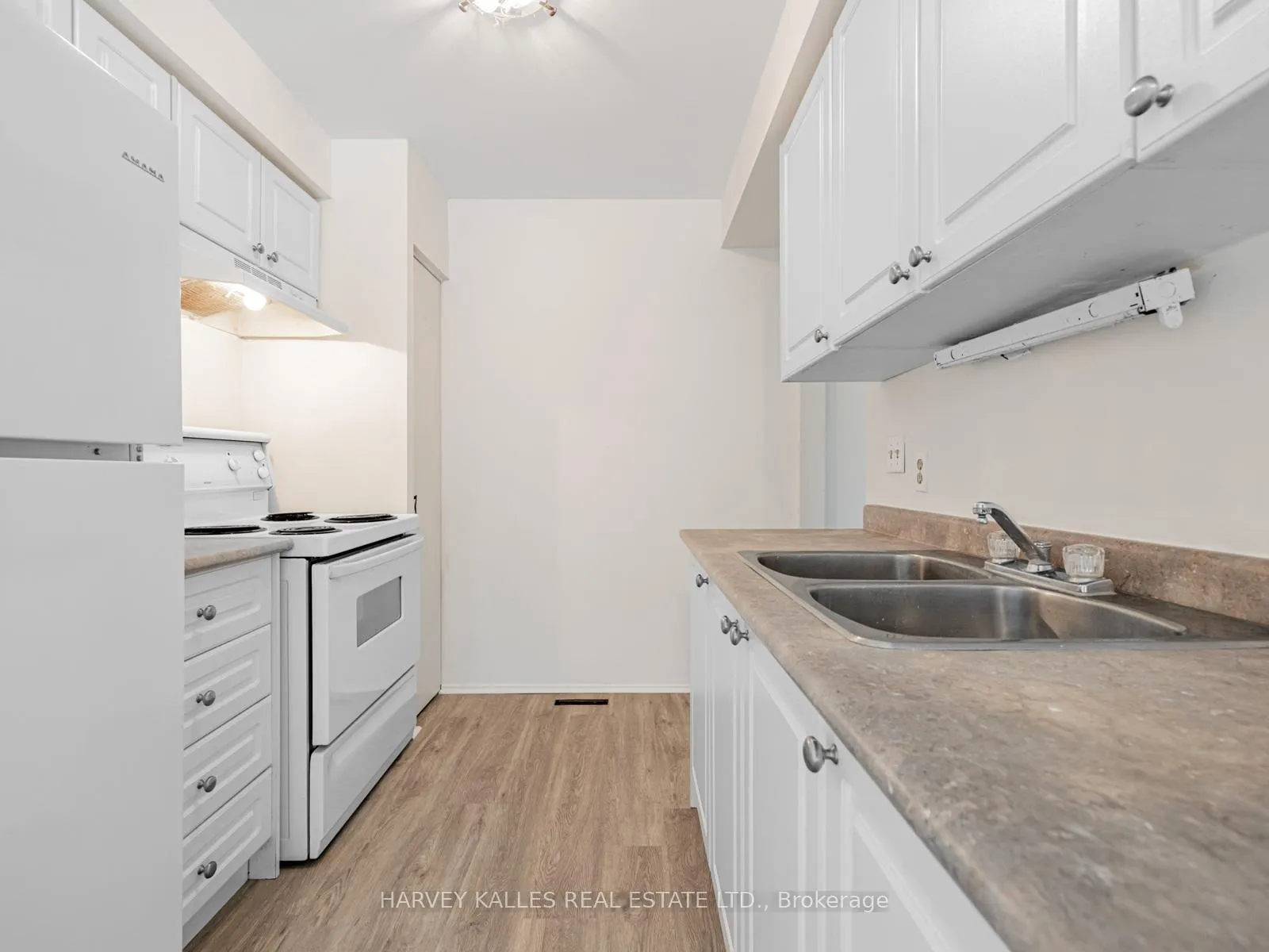 Photo 13 of 263 Browning Trail, Barrie, Letitia Heights — HOMEH