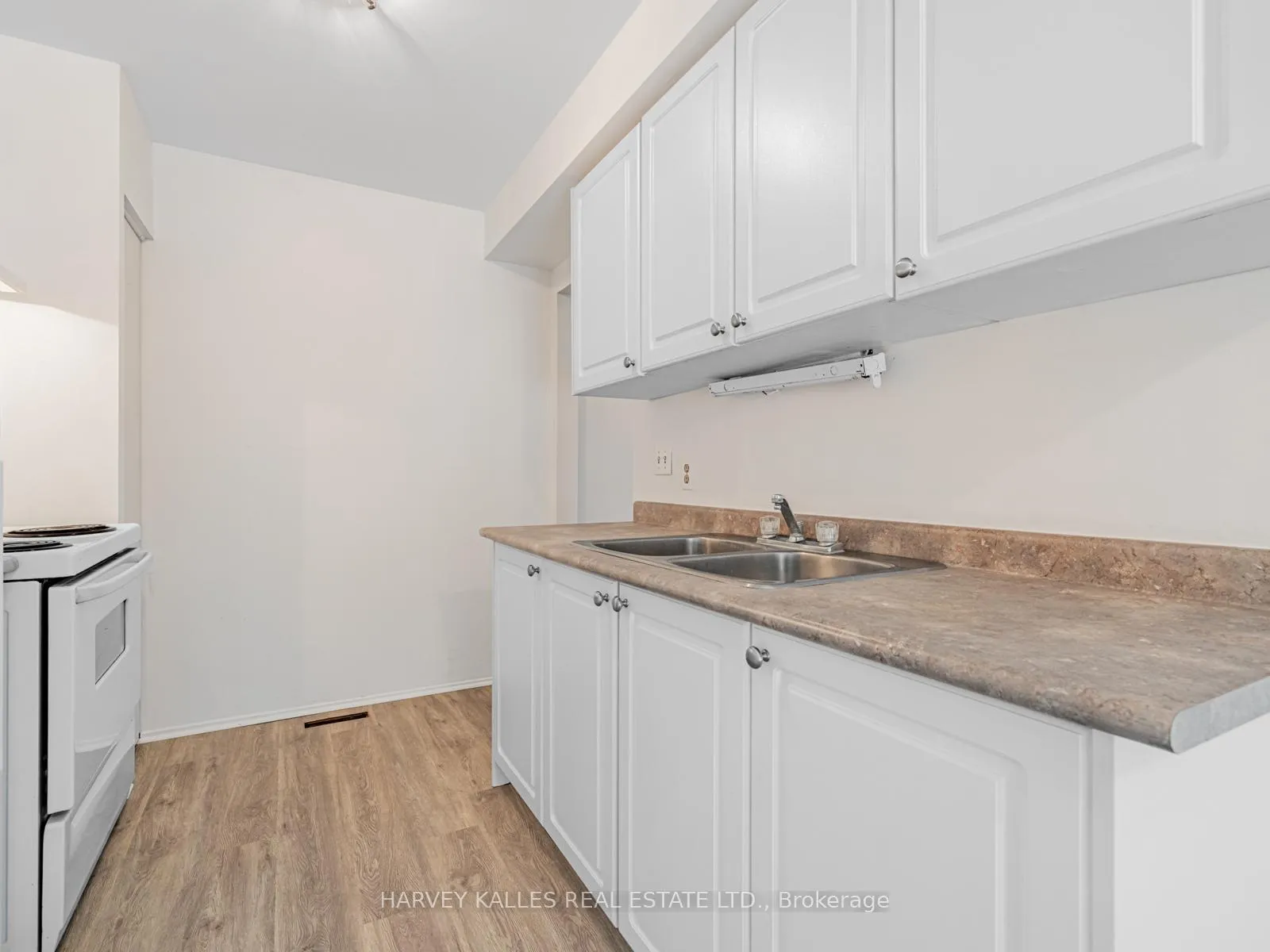 Photo 14 of 263 Browning Trail, Barrie, Letitia Heights — HOMEH