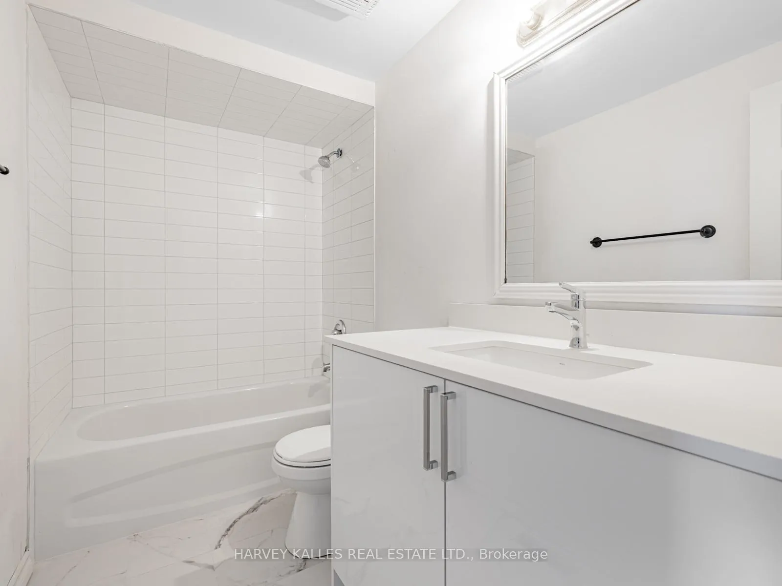 Photo 21 of 263 Browning Trail, Barrie, Letitia Heights — HOMEH