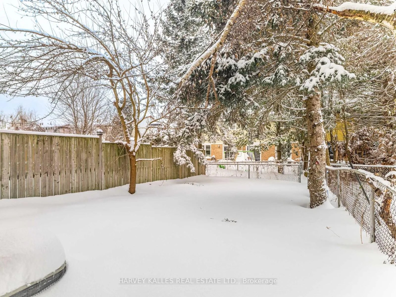 Photo 23 of 263 Browning Trail, Barrie, Letitia Heights — HOMEH