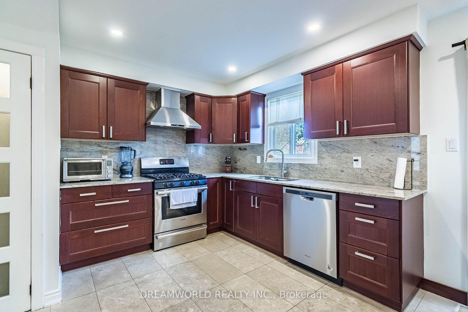 Photo 46 of 21 Irish Moss Court, Vaughan, East Woodbridge — HOMEH