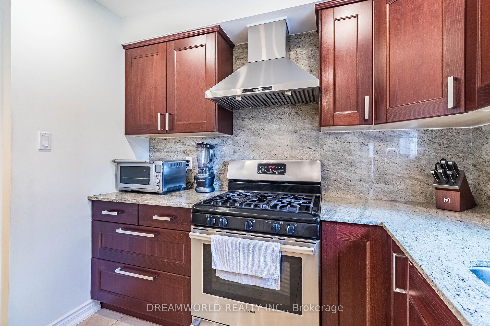 Photo 47 of 21 Irish Moss Court, Vaughan, East Woodbridge — HOMEH