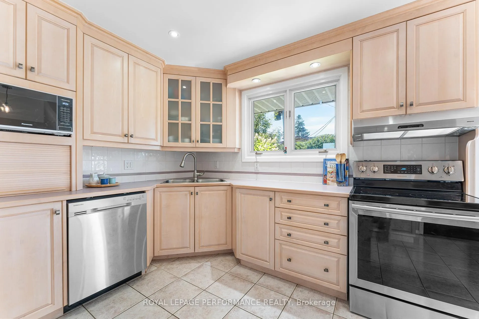 Photo 32 of 1044 Cromwell Drive, Ottawa, Riverside Park — HOMEH