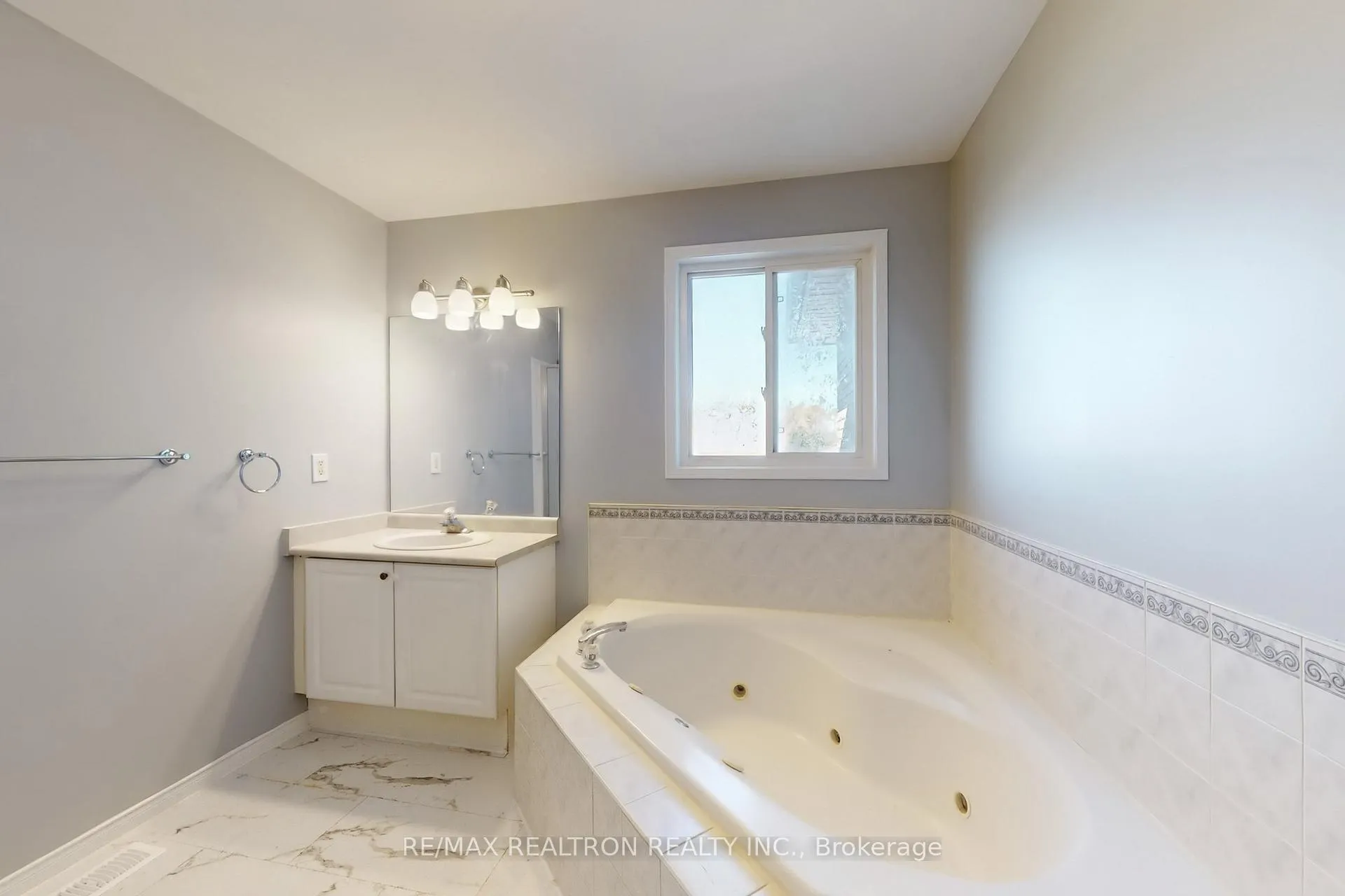 Photo 27 of 46 Watson Drive, Barrie, East Bayfield — HOMEH