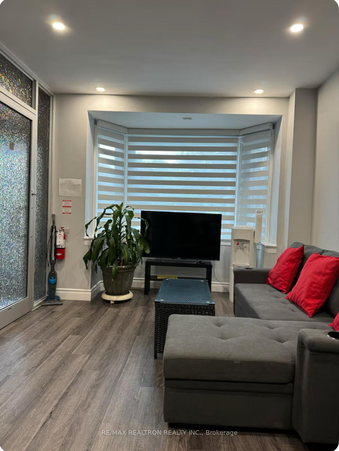 Photo 7 of Unit Main, 326 Bathurst Street, Toronto, Trinity-Bellwoods — HOMEH