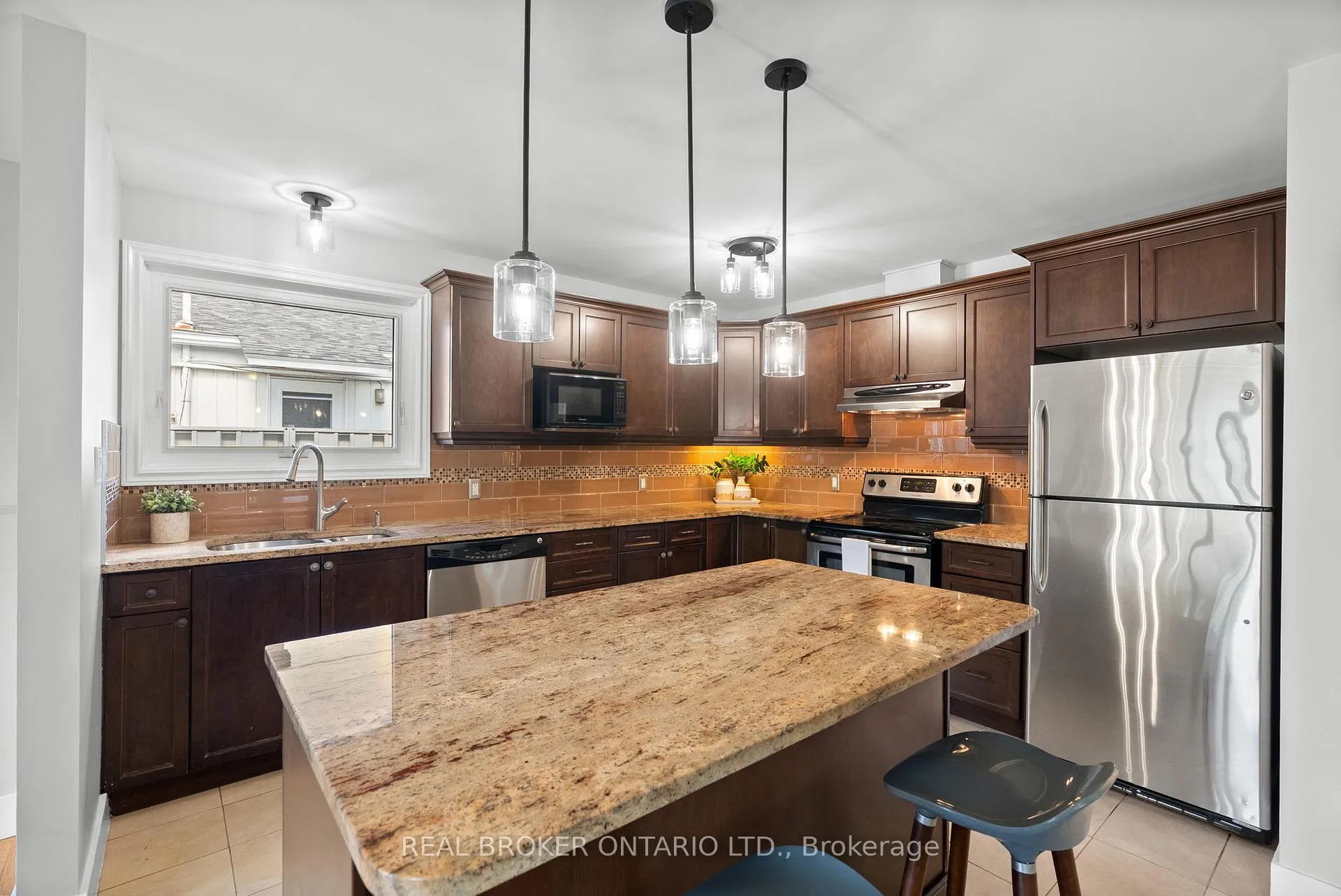 Photo 15 of 2931 Southmore Drive E, Ottawa, Riverside Park South — HOMEH