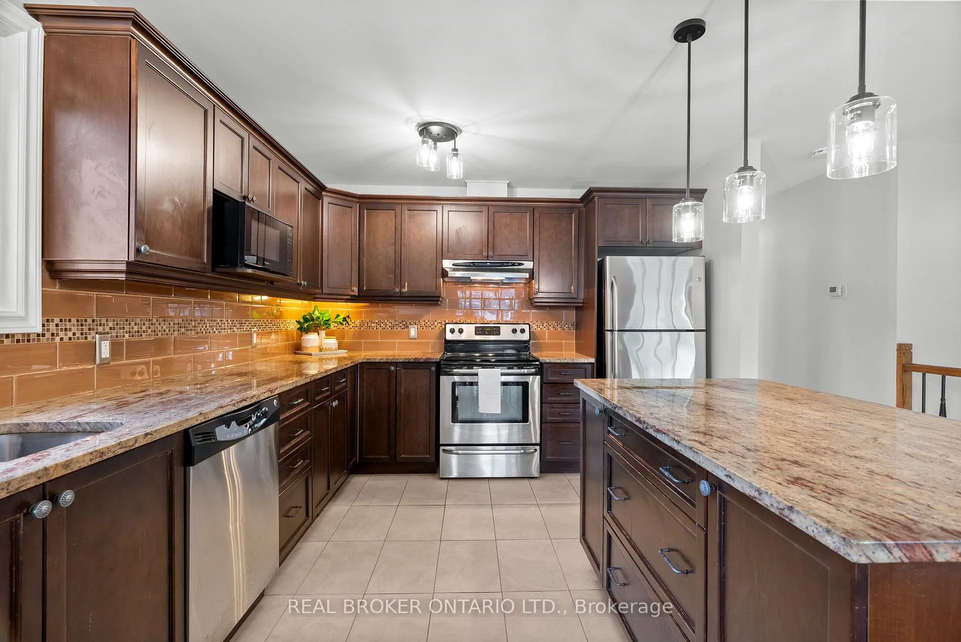 Photo 21 of 2931 Southmore Drive E, Ottawa, Riverside Park South — HOMEH