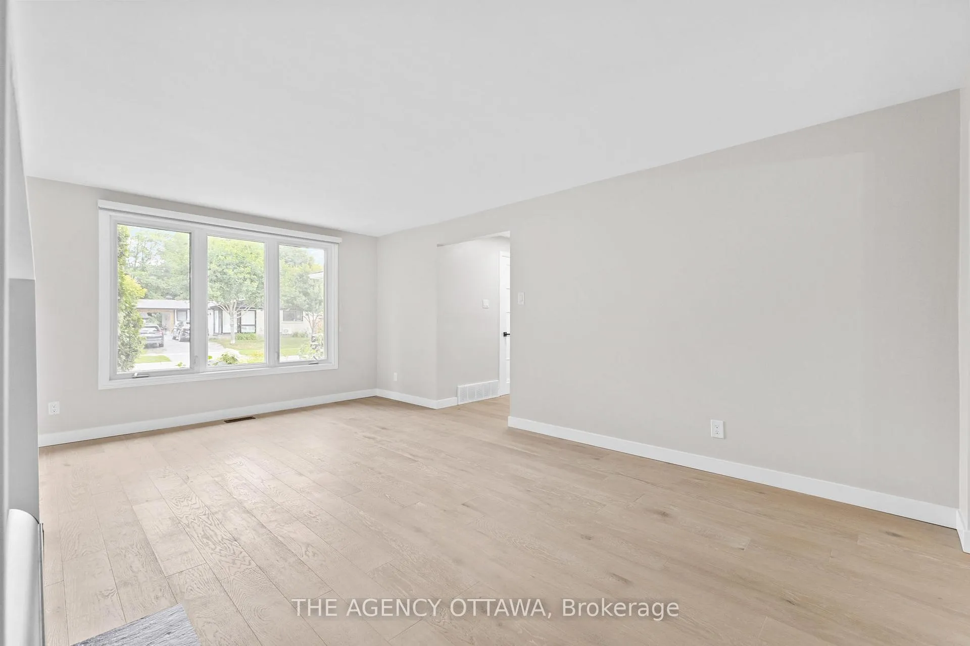 Photo 102 of 688 Laverendrye Drive, Ottawa, Beacon Hill North — HOMEH