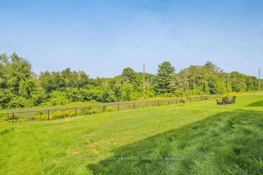 Photo 825 of 129 Seabert Drive, Arnprior — HOMEH
