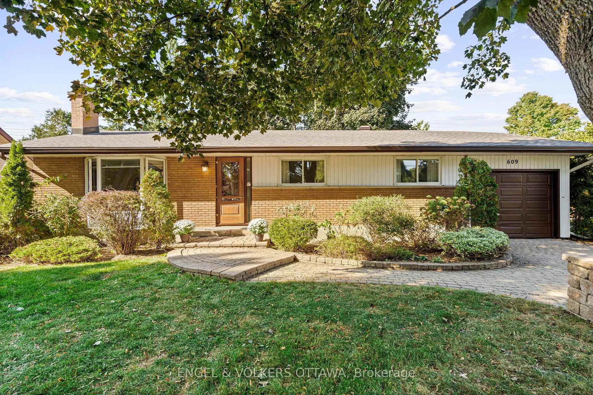 Photo 2 of 609 Blanchard Crescent, Ottawa, Mooneys Bay/Revelstoke — HOMEH