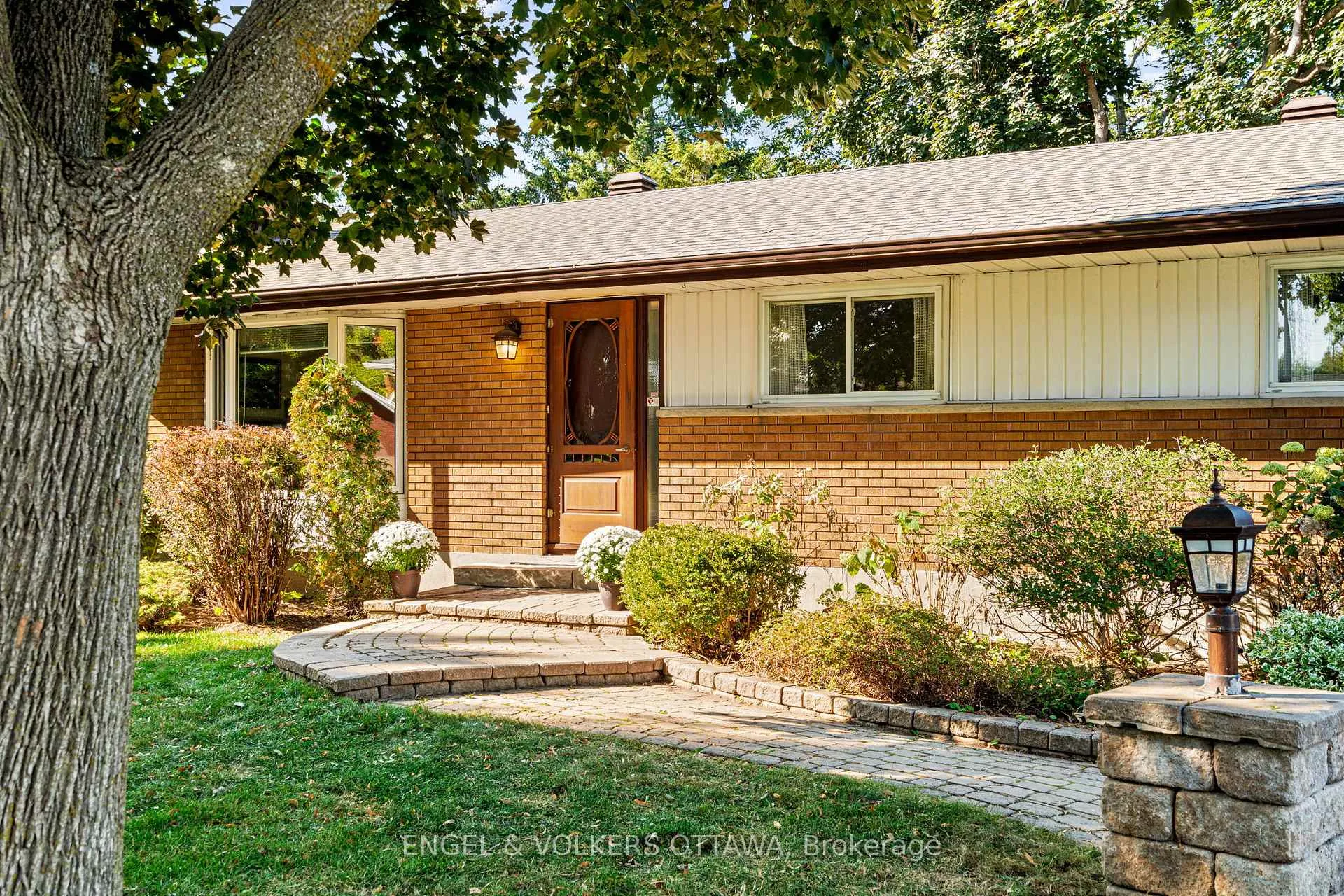 Photo 7 of 609 Blanchard Crescent, Ottawa, Mooneys Bay/Revelstoke — HOMEH