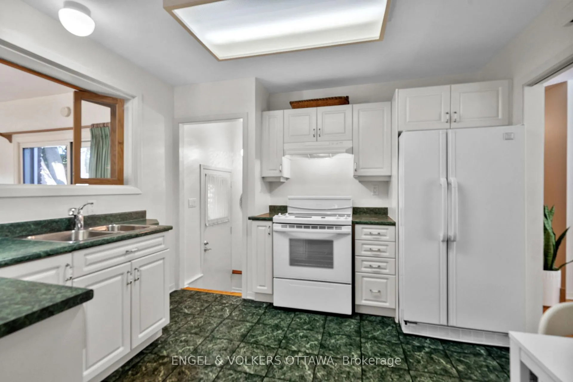 Photo 33 of 609 Blanchard Crescent, Ottawa, Mooneys Bay/Revelstoke — HOMEH