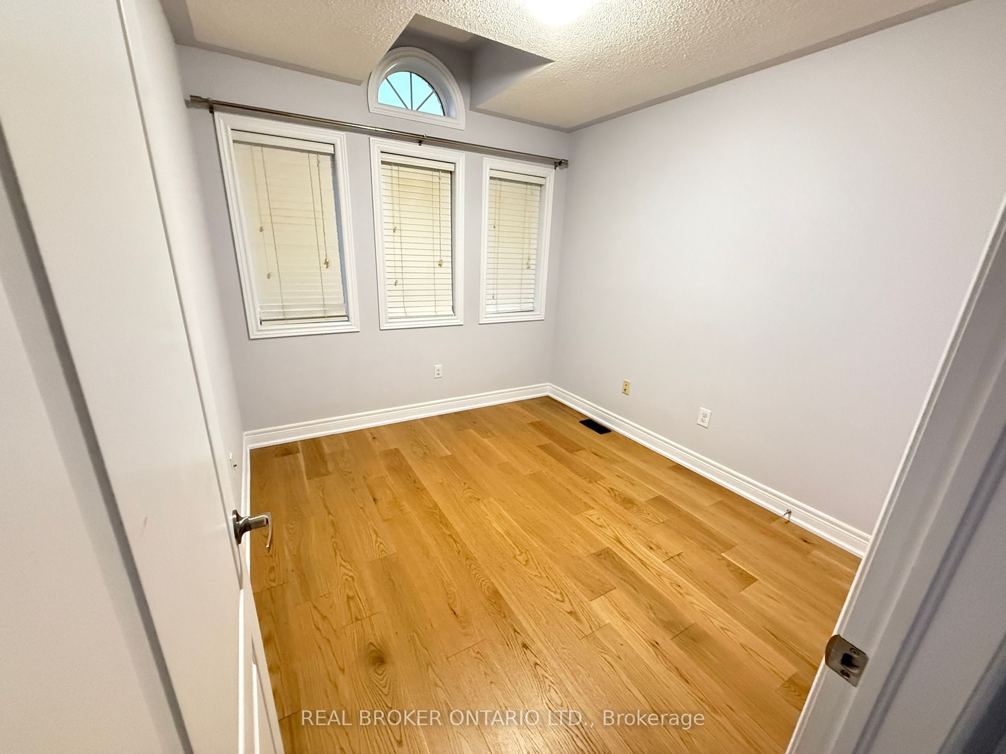 Photo 35 of 157 Bathgate Crescent, Clarington, Courtice — HOMEH