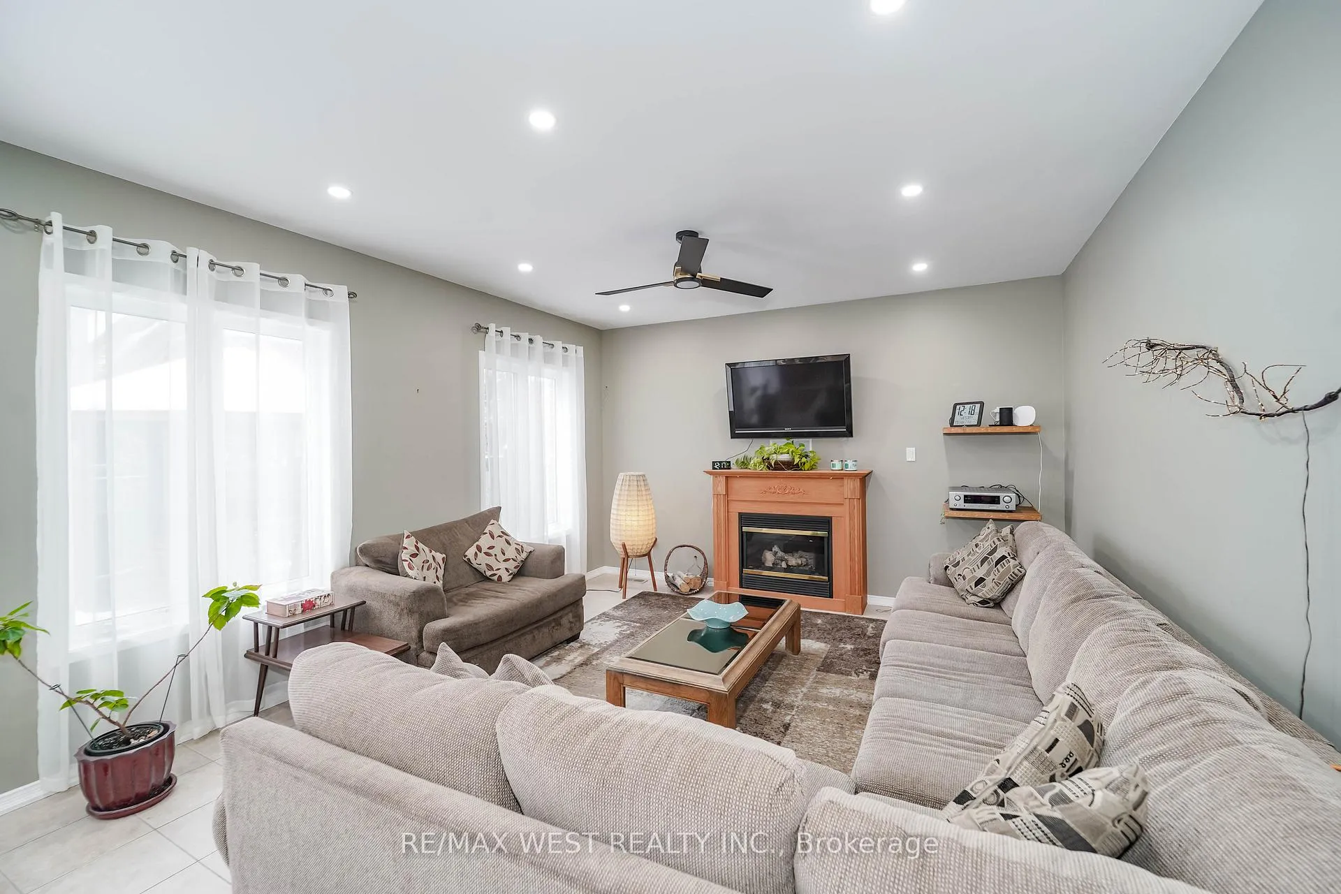 Photo 5 of 29 O'shea Crescent, Ajax, Northwest Ajax — HOMEH