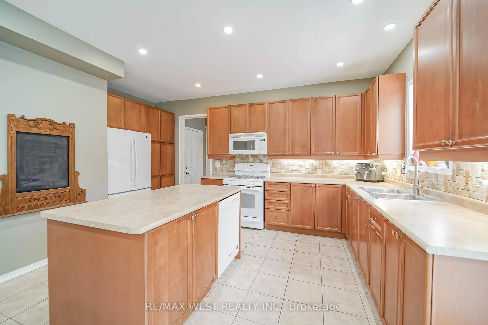 Photo 6 of 29 O'shea Crescent, Ajax, Northwest Ajax — HOMEH