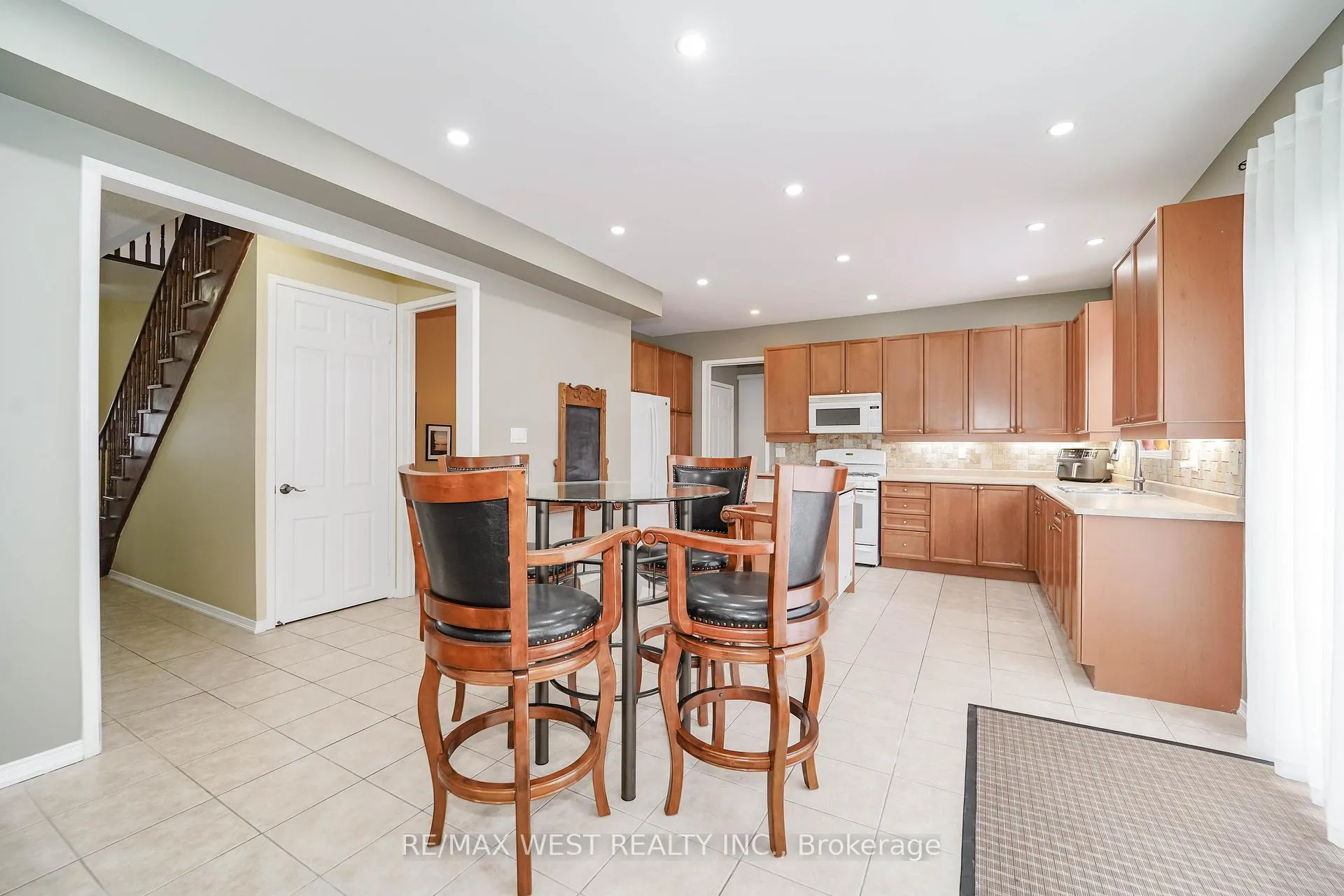 Photo 7 of 29 O'shea Crescent, Ajax, Northwest Ajax — HOMEH