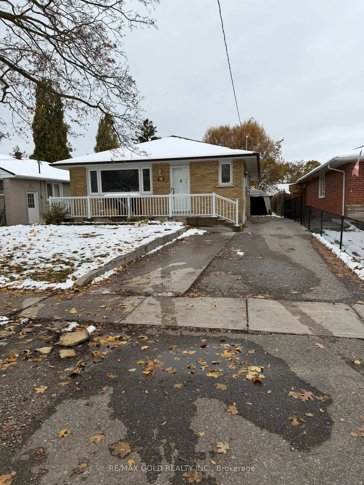 Front of Unit Upper, 26 Moncrieff Drive