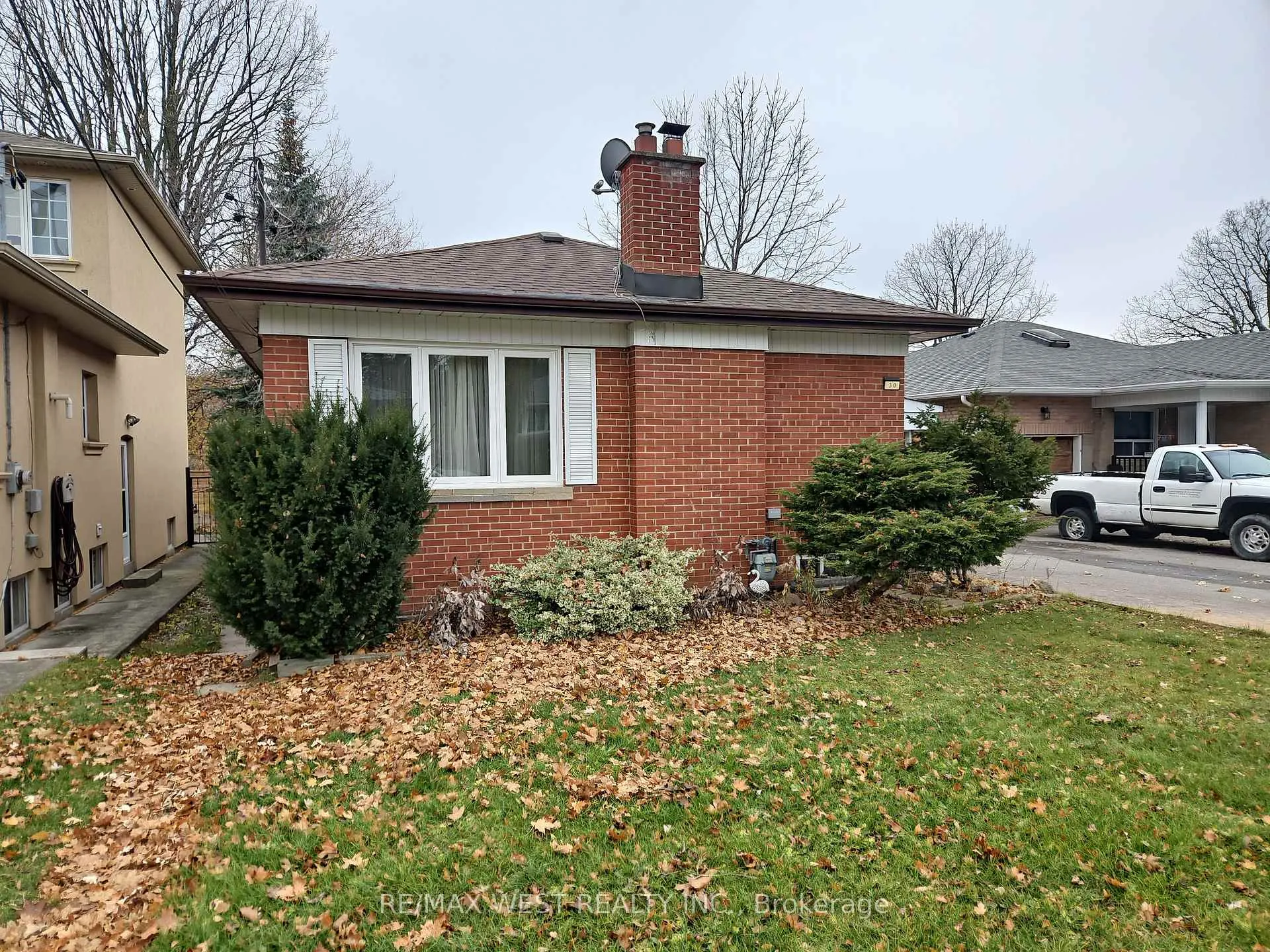 Photo 2 of 30 Golfwood Heights, Etobicoke, Kingsview Village-The Westway — HOMEH