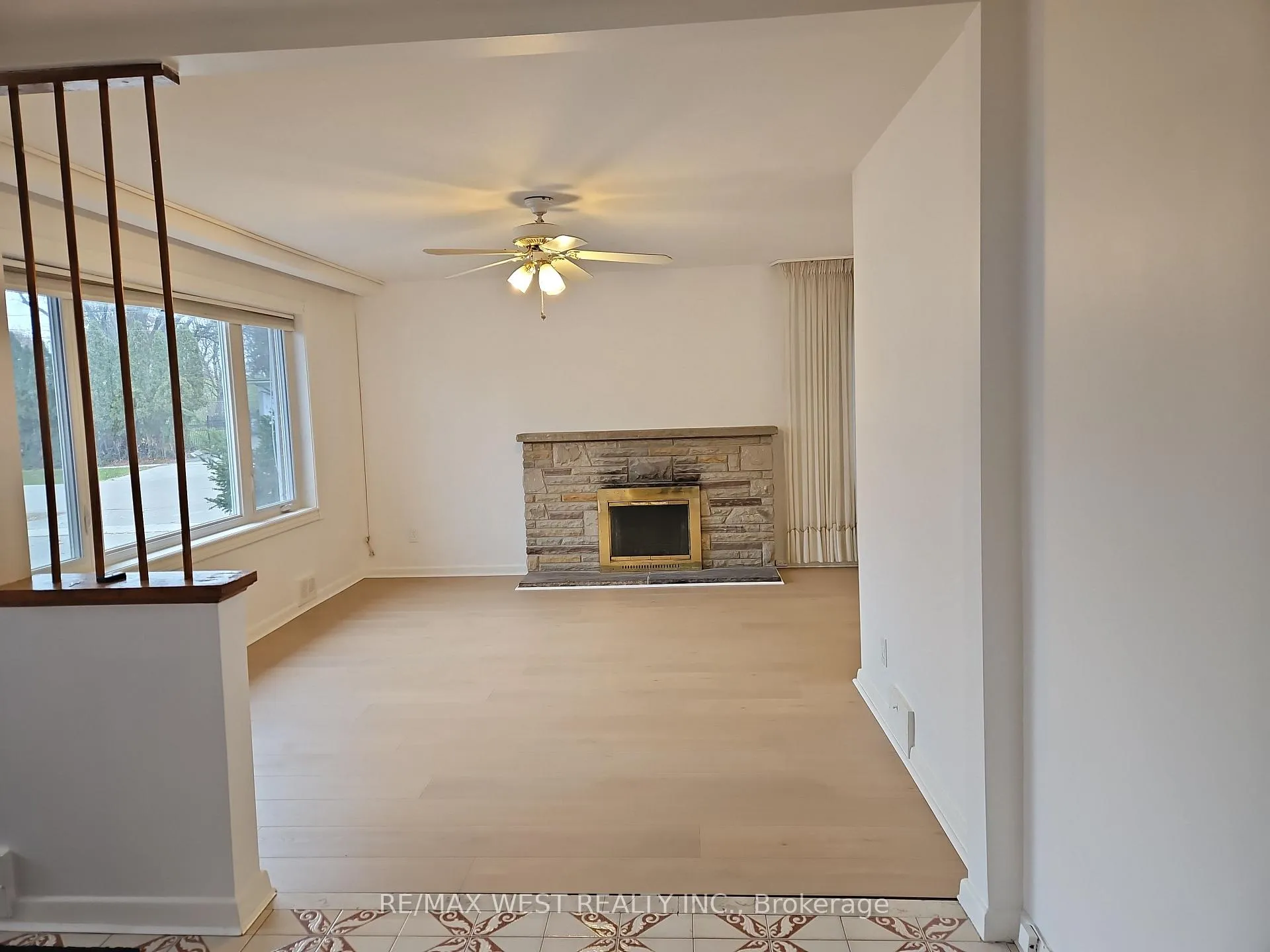 Photo 4 of 30 Golfwood Heights, Etobicoke, Kingsview Village-The Westway — HOMEH