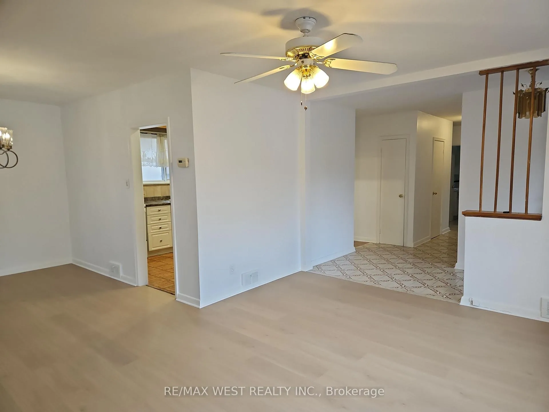 Photo 7 of 30 Golfwood Heights, Etobicoke, Kingsview Village-The Westway — HOMEH