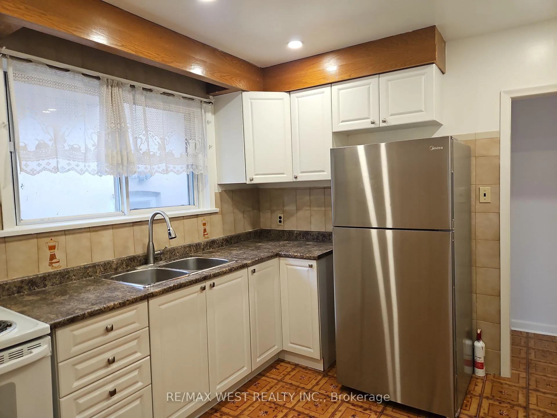 Photo 8 of 30 Golfwood Heights, Etobicoke, Kingsview Village-The Westway — HOMEH