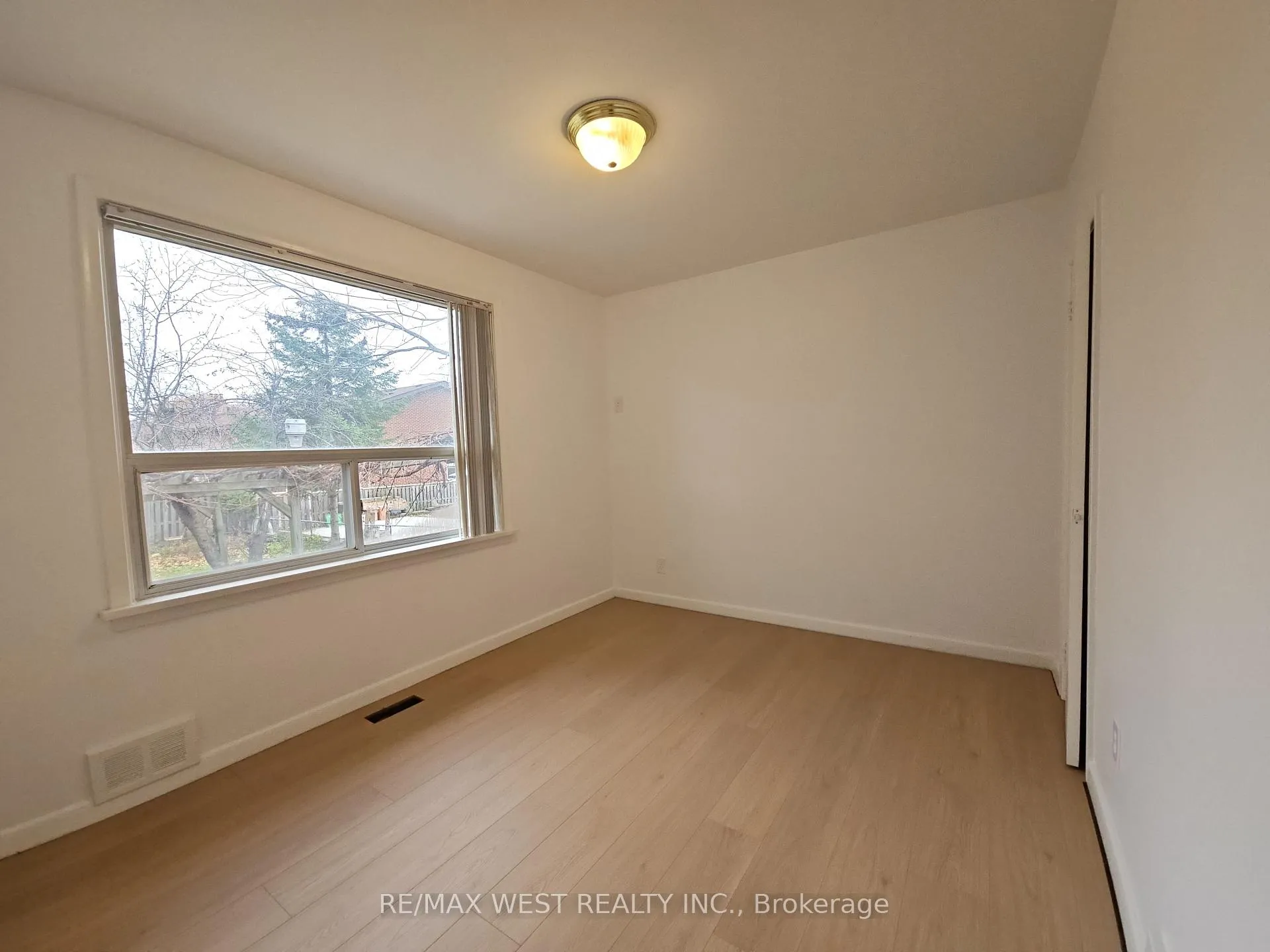 Photo 13 of 30 Golfwood Heights, Etobicoke, Kingsview Village-The Westway — HOMEH
