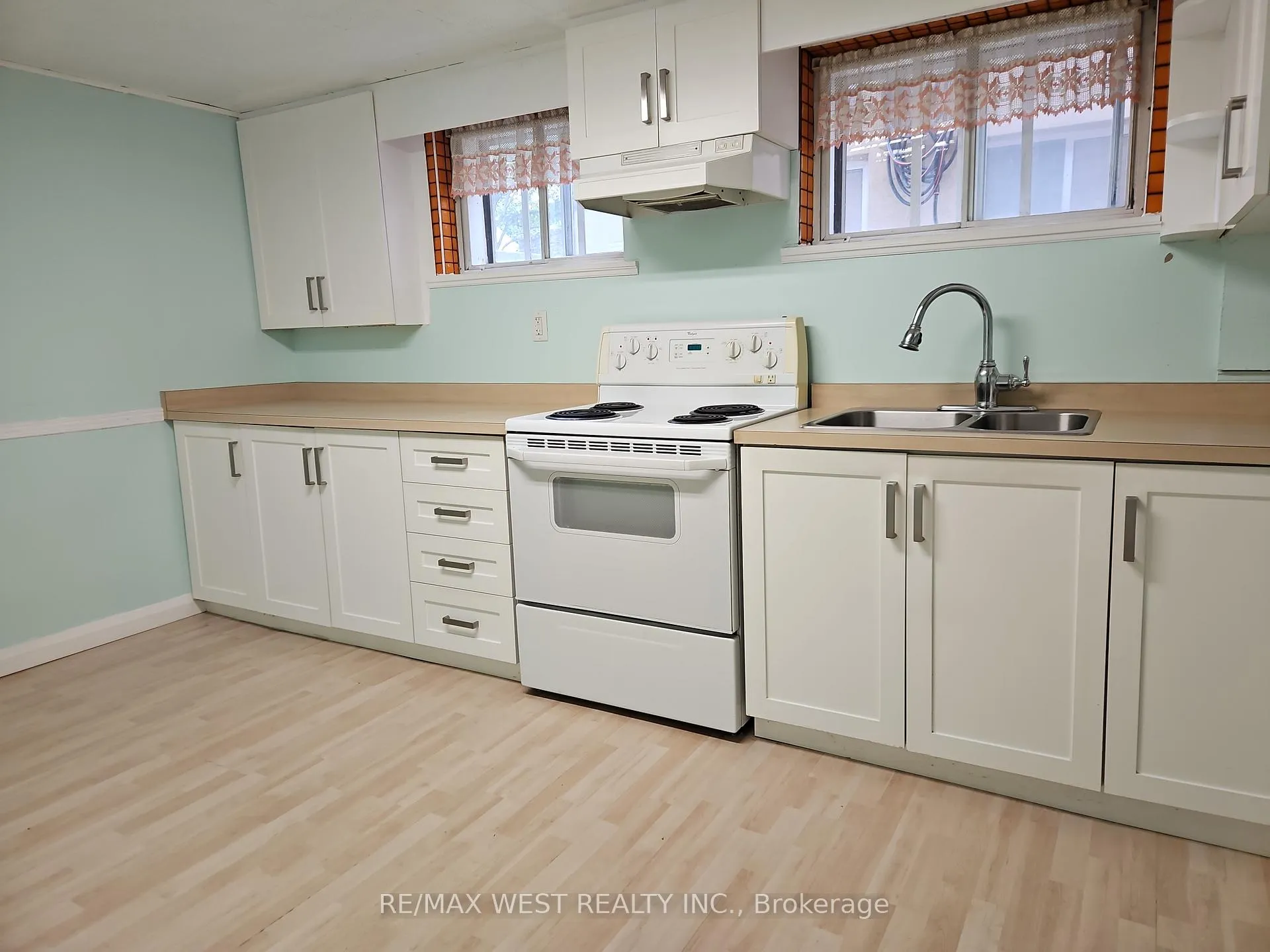 Photo 19 of 30 Golfwood Heights, Etobicoke, Kingsview Village-The Westway — HOMEH