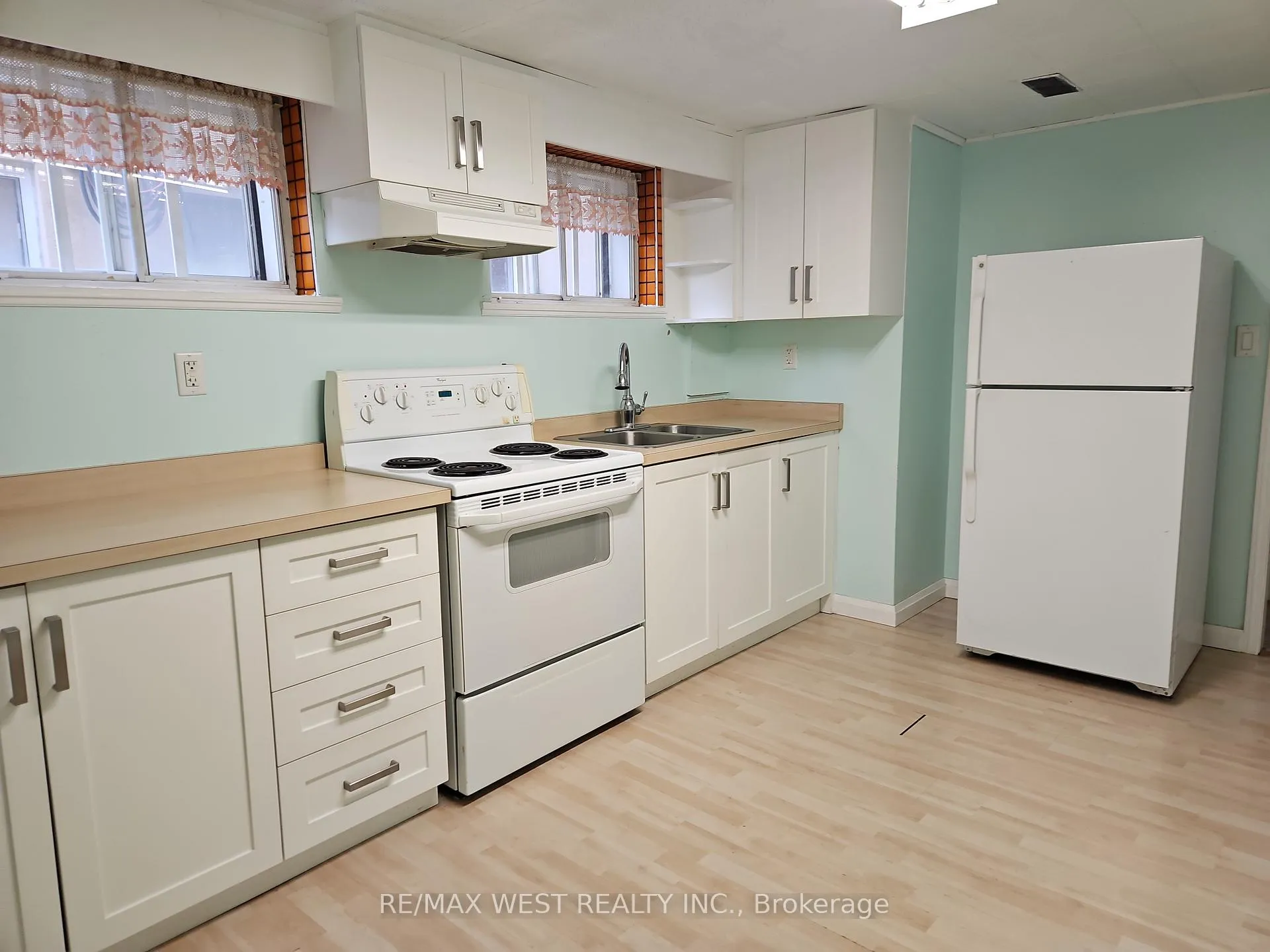 Photo 20 of 30 Golfwood Heights, Etobicoke, Kingsview Village-The Westway — HOMEH