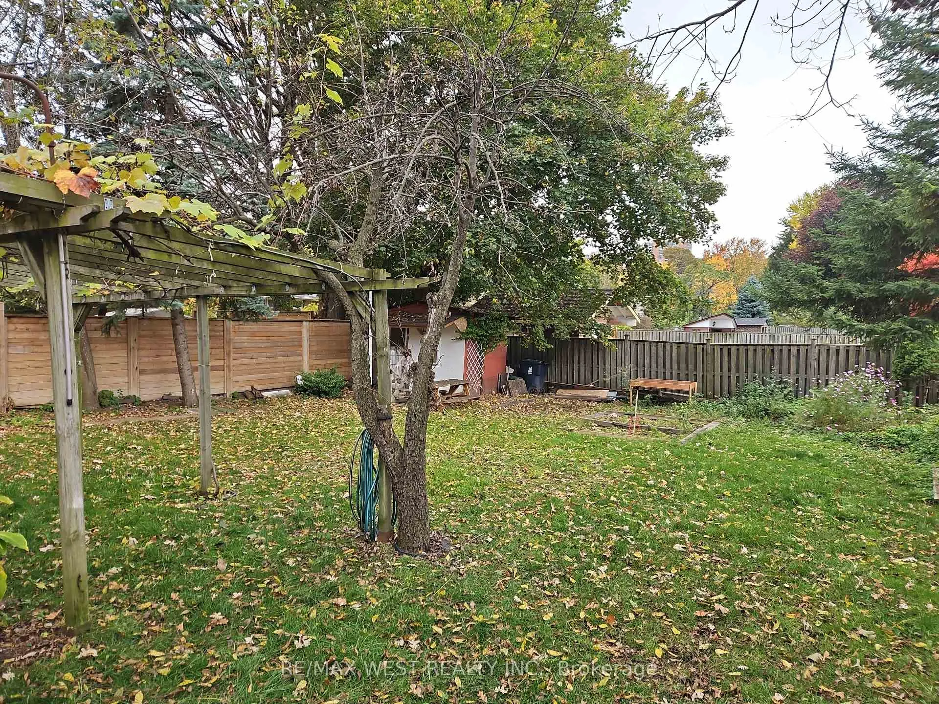 Photo 23 of 30 Golfwood Heights, Etobicoke, Kingsview Village-The Westway — HOMEH