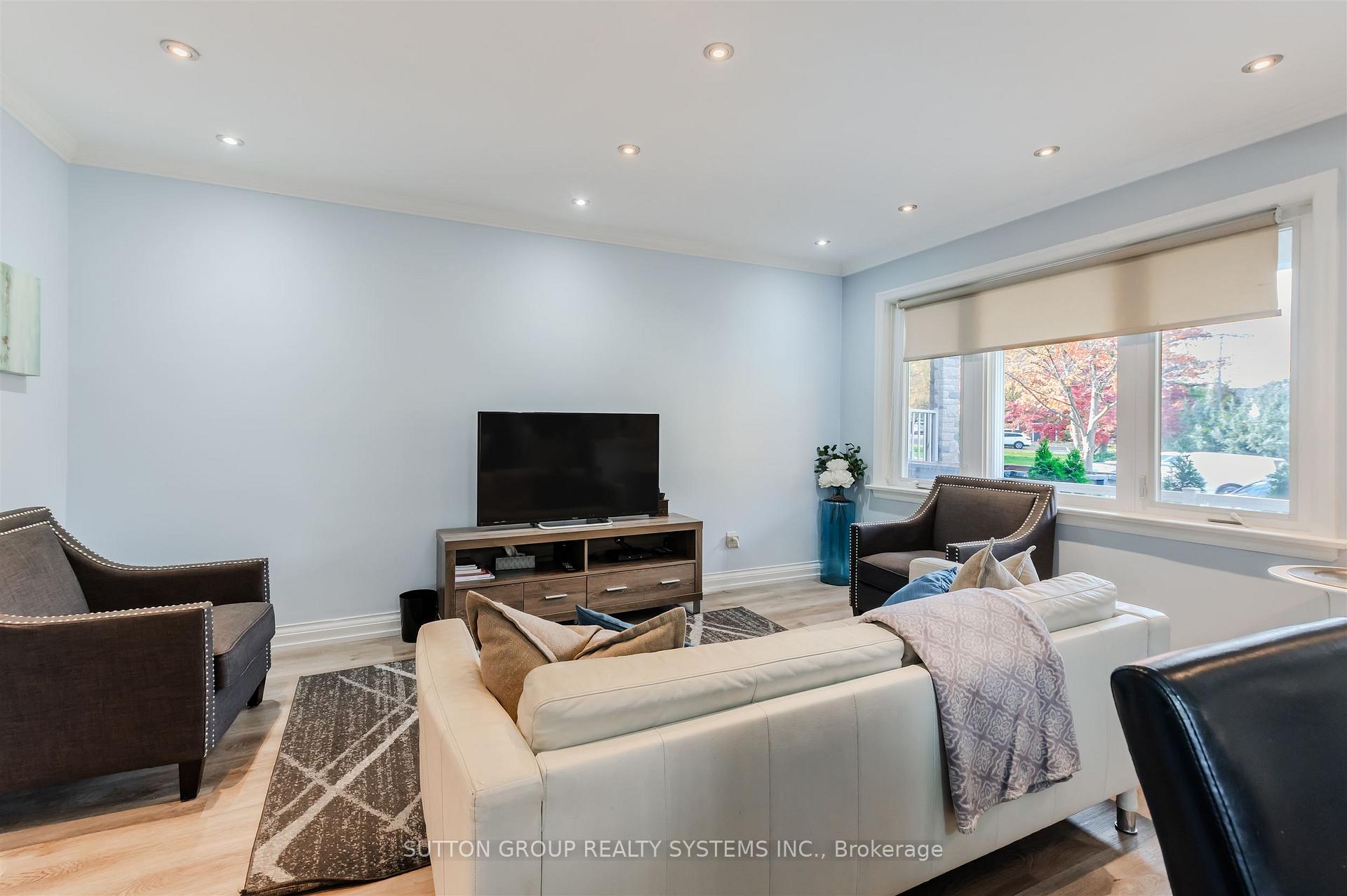 Photo 7 of 1 Elmlea Road, Etobicoke, Humber Heights — HOMEH