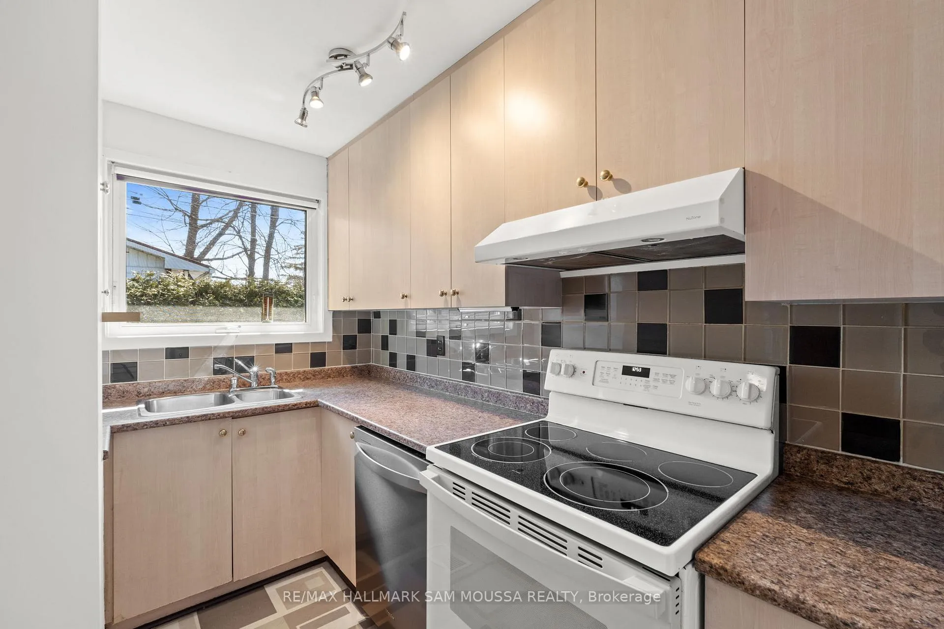 Photo 18 of 2624 Cleroux Crescent, Ottawa, Blackburn Hamlet (South) — HOMEH