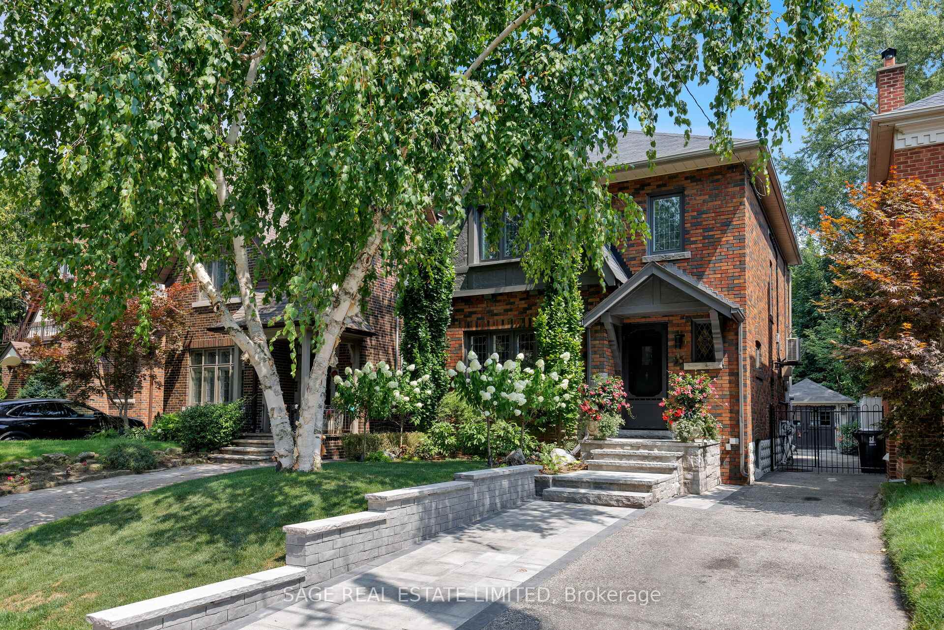 Front of 35 Grenview Boulevard N