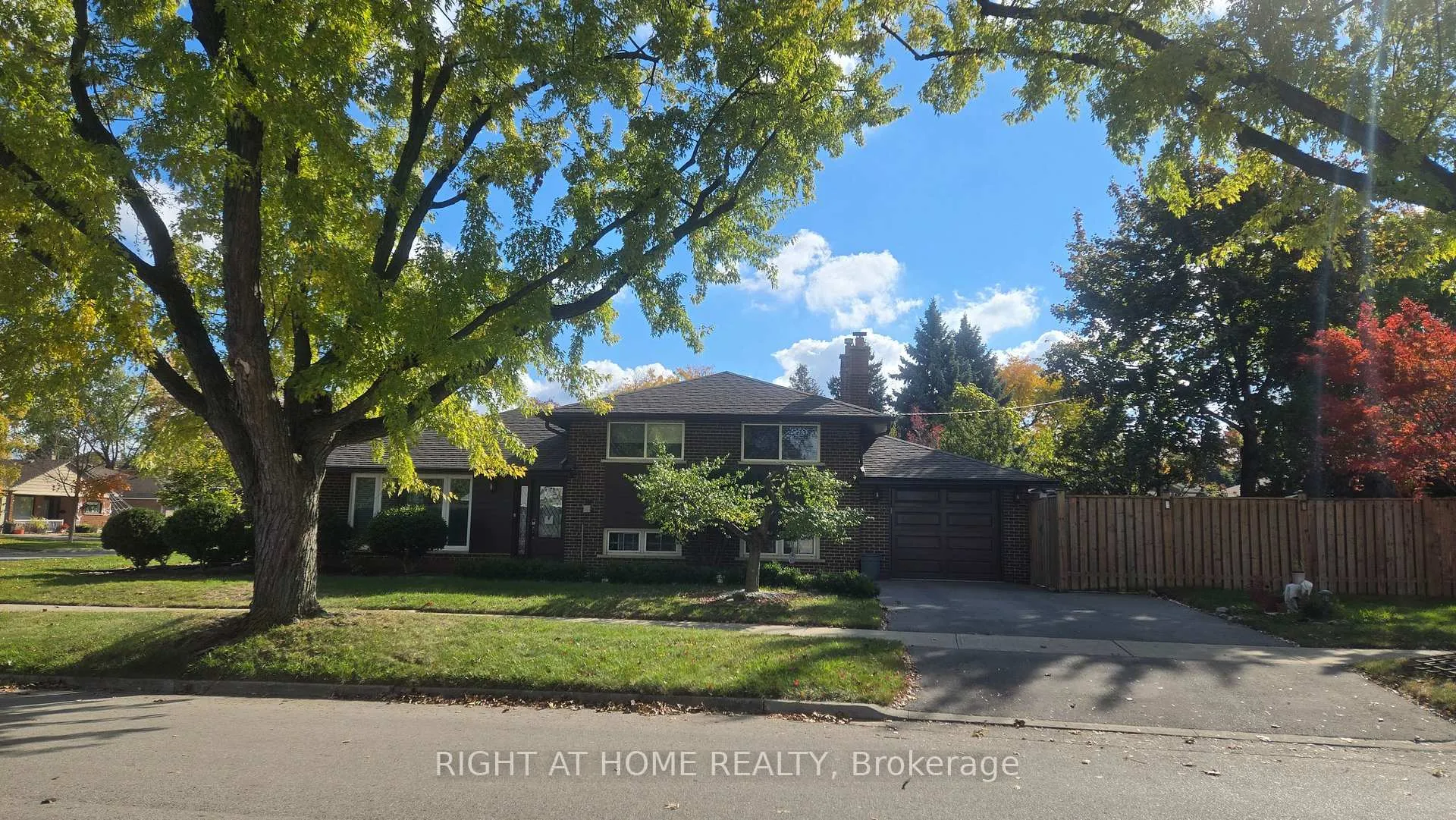 Photo 2 of 27 Shipley Road, Etobicoke, Willowridge-Martingrove-Richview — HOMEH