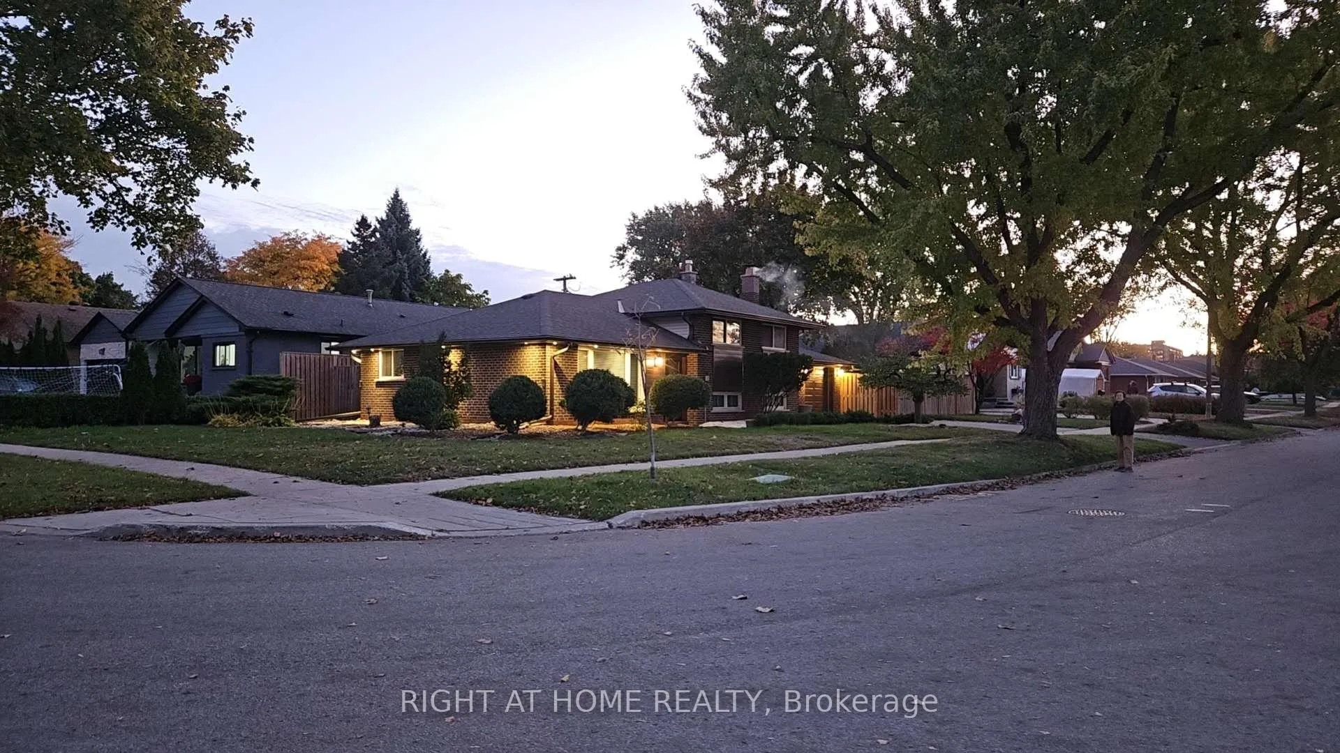 Photo 3 of 27 Shipley Road, Etobicoke, Willowridge-Martingrove-Richview — HOMEH